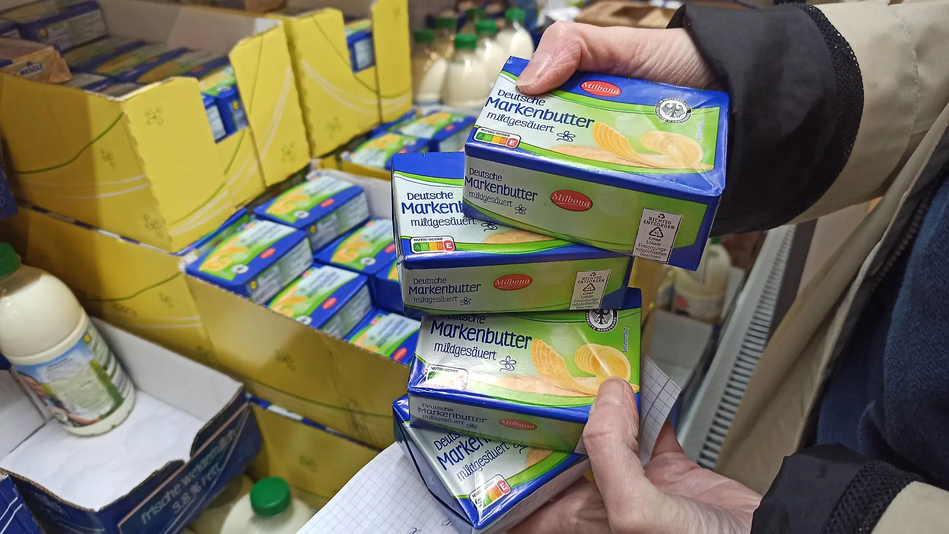 Einkauf in einem Supermarkt oder Discounter zu Zeiten von Inflation. Butter, Butterpreis, Milchpreis, Milcherzeuger, Molkereien, Meggle, Markenbutter, Deutsche Markenbutter, Lebensmittel, Lieferkette, Einkauf in Zeiten von Krieg in der Ukraine und Inflation. *** Shopping in a supermarket or discount store at times of inflation butter, butter price, milk price, milk producers, dairies, Meggle, branded butter, German branded butter, food, supply chain, shopping at times of war in Ukraine and inflation