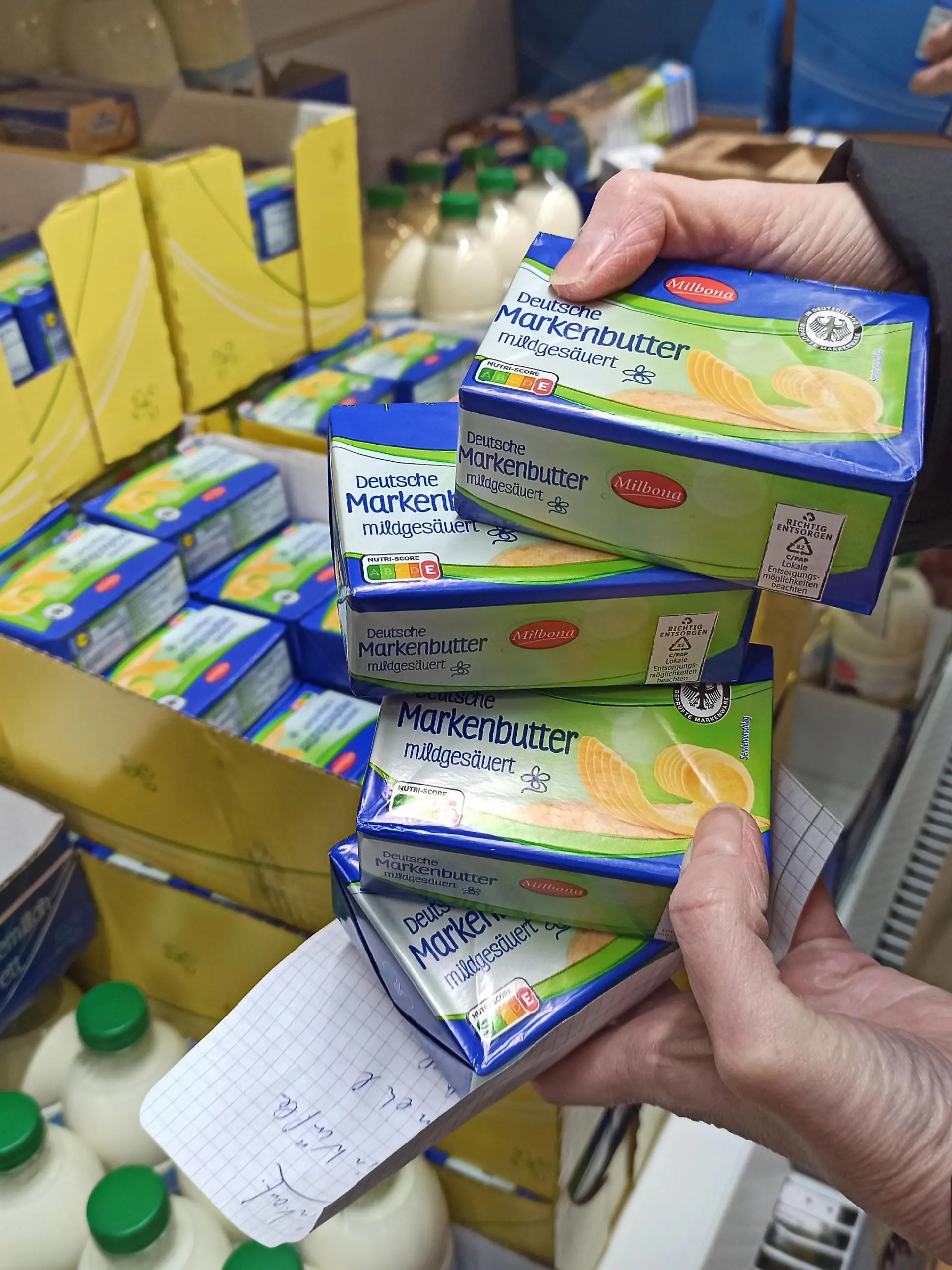 Einkauf in einem Supermarkt oder Discounter zu Zeiten von Inflation. Butter, Butterpreis, Milchpreis, Milcherzeuger, Molkereien, Meggle, Markenbutter, Deutsche Markenbutter, Lebensmittel, Lieferkette, Einkauf in Zeiten von Krieg in der Ukraine und Inflation. *** Shopping in a supermarket or discount store at times of inflation butter, butter price, milk price, milk producers, dairies, Meggle, branded butter, German branded butter, food, supply chain, shopping at times of war in Ukraine and inflation