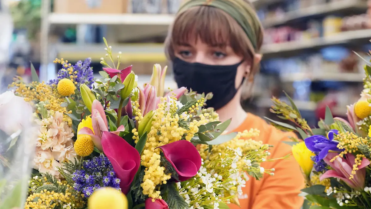Frau mit Blumenstrauß