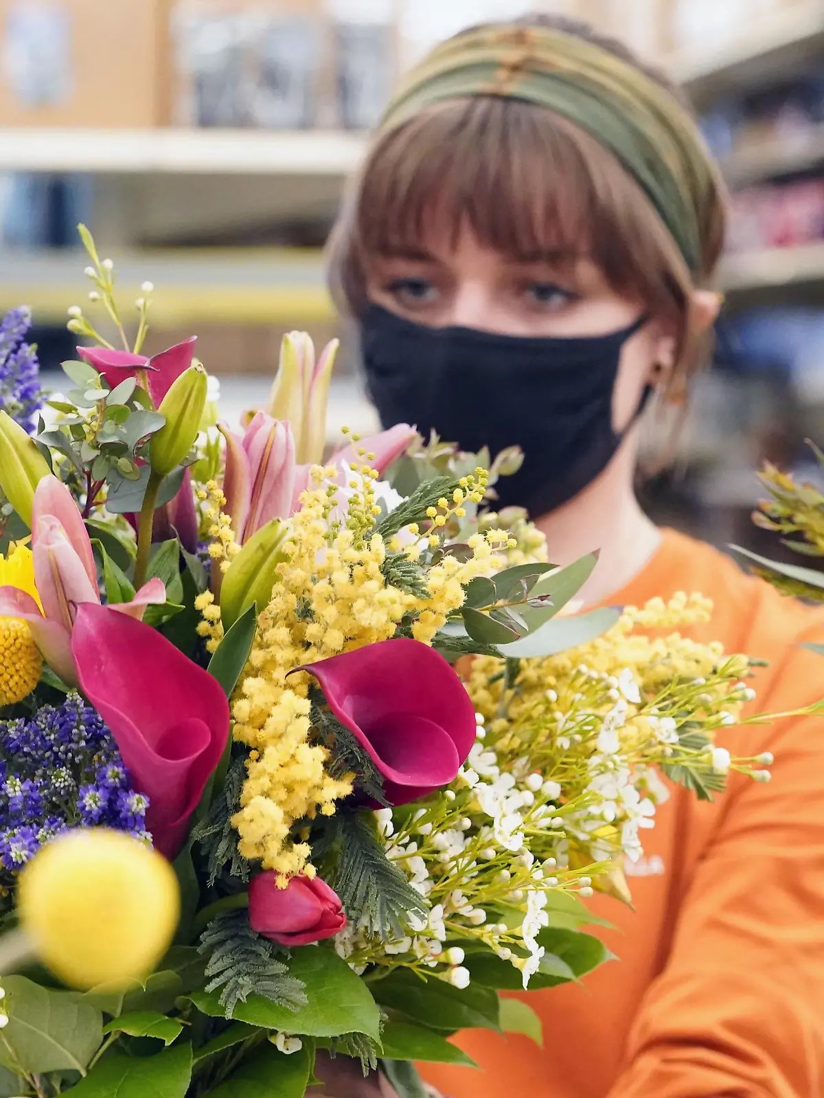 Frau mit Blumenstrauß