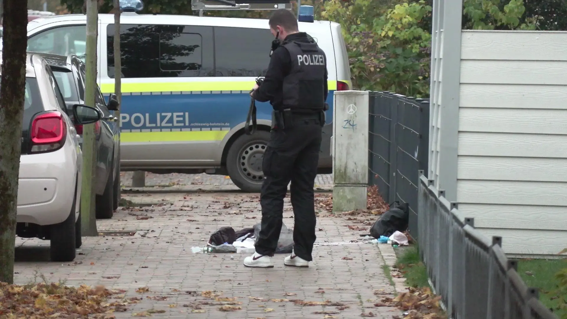 In Heide sichern Polizisten den Tatort.
