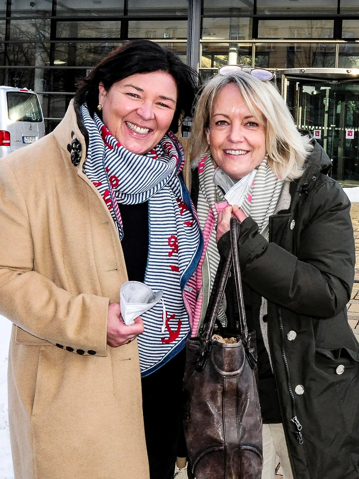 Vera Int-Veen mit Ehefrau Christiane Obi Obermann bei der Ankunft zur Aufzeichnung der MDR-Talkshow Riverboat im Studio 3 der Media City Leipzig. Leipzig, 12.02.2021 *** Vera Int Veen with wife Christiane Obi Obermann arriving for the recording of the MDR talk show Riverboat in Studio 3 of the Media City Leipzig Leipzig, 12 02 2021 Foto:xM.xWehnertx/xFuturexImage 