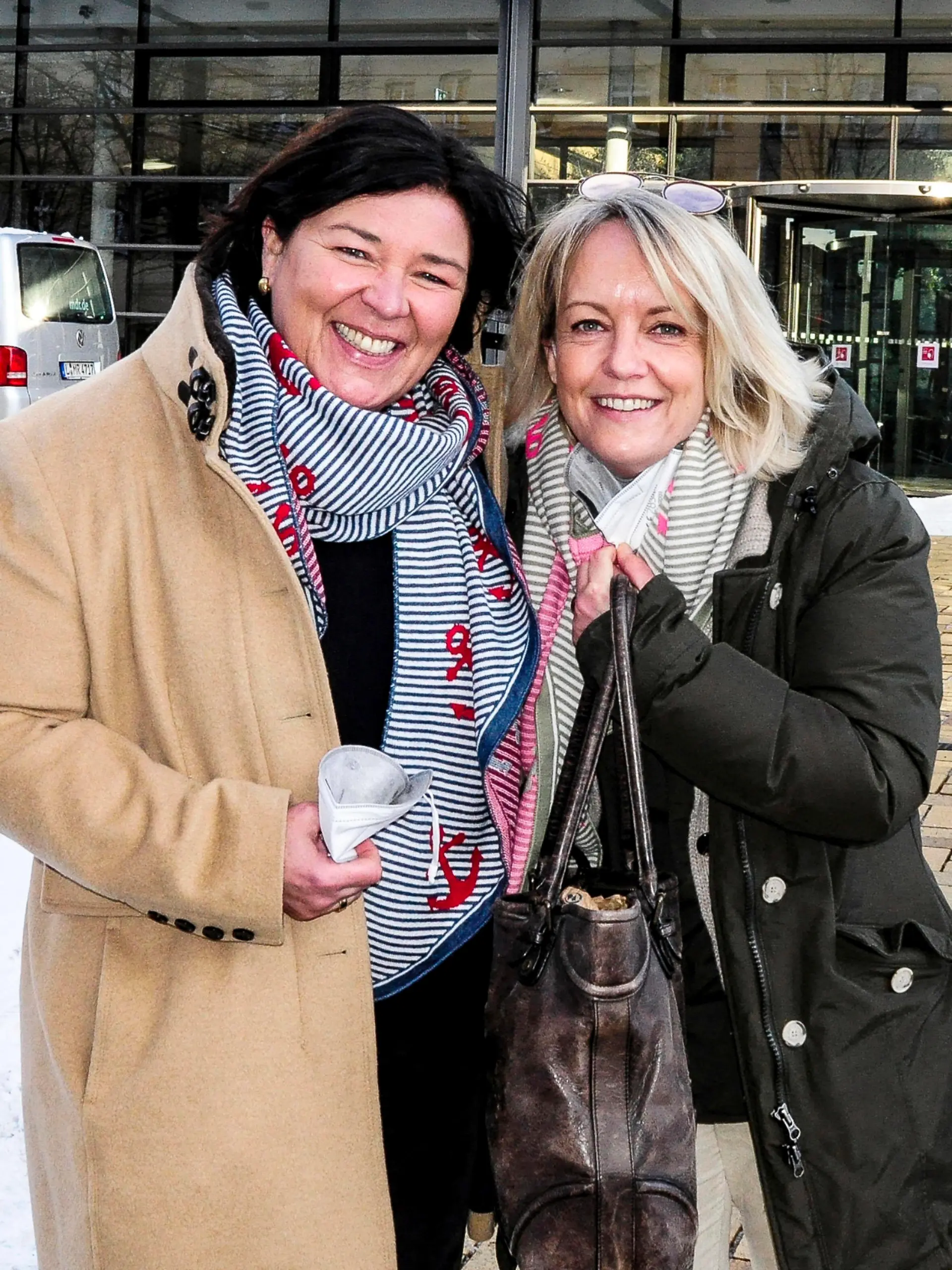Vera Int-Veen mit Ehefrau Christiane Obi Obermann bei der Ankunft zur Aufzeichnung der MDR-Talkshow Riverboat im Studio 3 der Media City Leipzig. Leipzig, 12.02.2021 *** Vera Int Veen with wife Christiane Obi Obermann arriving for the recording of the MDR talk show Riverboat in Studio 3 of the Media City Leipzig Leipzig, 12 02 2021 Foto:xM.xWehnertx/xFuturexImage 