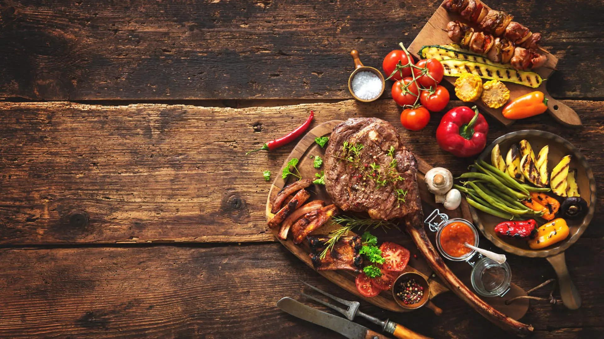 Grillgut aus der Tiefkühltheke schmeckt gut und kann schon Tage im Voraus eingekauft werden. So sind Sie zeitlich flexibel und müssen kurz vor den Feiertagen nicht zum Metzger oder in den Supermarkt.