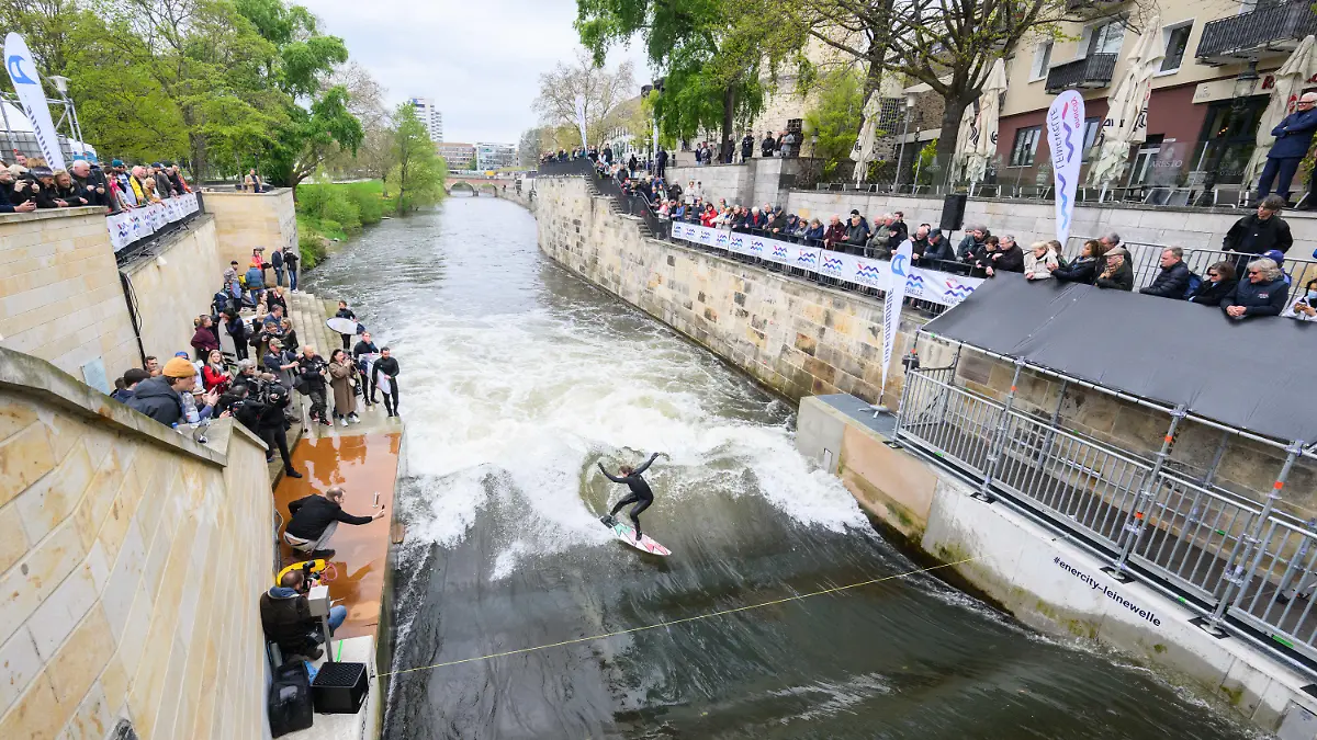 28.04.2023, Niedersachsen, Hannover: Surfer testen die Leinewelle auf dem Fluss Leine in der Altstadt. Die Leinewelle - ein Sportangebot auf einer künstlich erzeugten Welle - wurde nun offiziell eröffnet. Vom 05. bis 07.05.23 findet hier die Deutsche Meisterschaft im ·Rapid Surfing·, dem Surfen auf einer künstlichen Welle, statt. Foto: Julian Stratenschulte/dpa +++ dpa-Bildfunk +++