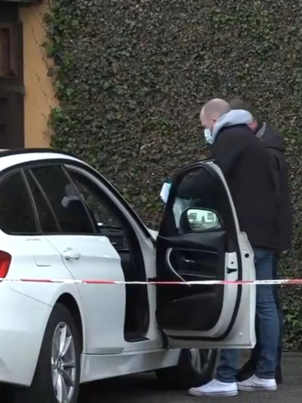 Schreckliche Szenen in Delmenhorst (Niedersachsen). Ein 34-jähriger Autofahrer gibt Gas, überrollt einen Mann (29) auf dem Bürgersteig. Dann haut der weiße BMW ab. Zurück bleibt das lebensgefährlich verletzte Opfer. Die Polizei ist im Großeinsatz!