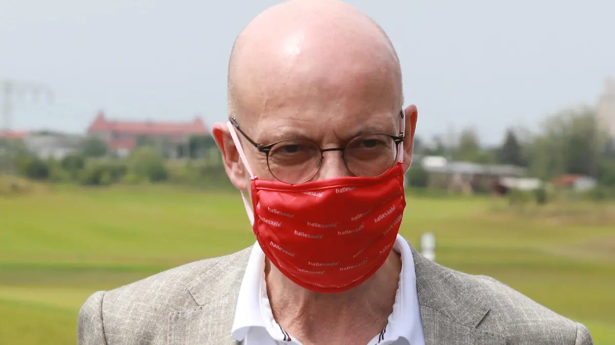  22.06.2020 Halle Saale Sachsen-Anhalt Pressekonferenz Radschnellweg Halle-Leipzig Radweg Burkhard Jung Leipziger Oberbürgermeister Halles OB Dr. Bernd Wiegand , rechts copyright *** 22 06 2020 Halle Saale Sachsen Anhalt Press conference Cycling expressway Halle Leipzig Cycling route Burkhard Jung Mayor of Leipzig Halles Mayor Dr Bernd Wiegand , right copyright