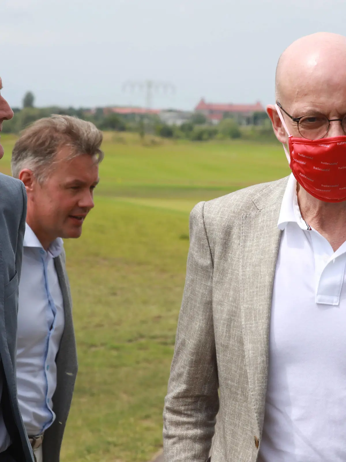  22.06.2020 Halle Saale Sachsen-Anhalt Pressekonferenz Radschnellweg Halle-Leipzig Radweg Burkhard Jung Leipziger Oberbürgermeister Halles OB Dr. Bernd Wiegand , rechts copyright *** 22 06 2020 Halle Saale Sachsen Anhalt Press conference Cycling expressway Halle Leipzig Cycling route Burkhard Jung Mayor of Leipzig Halles Mayor Dr Bernd Wiegand , right copyright