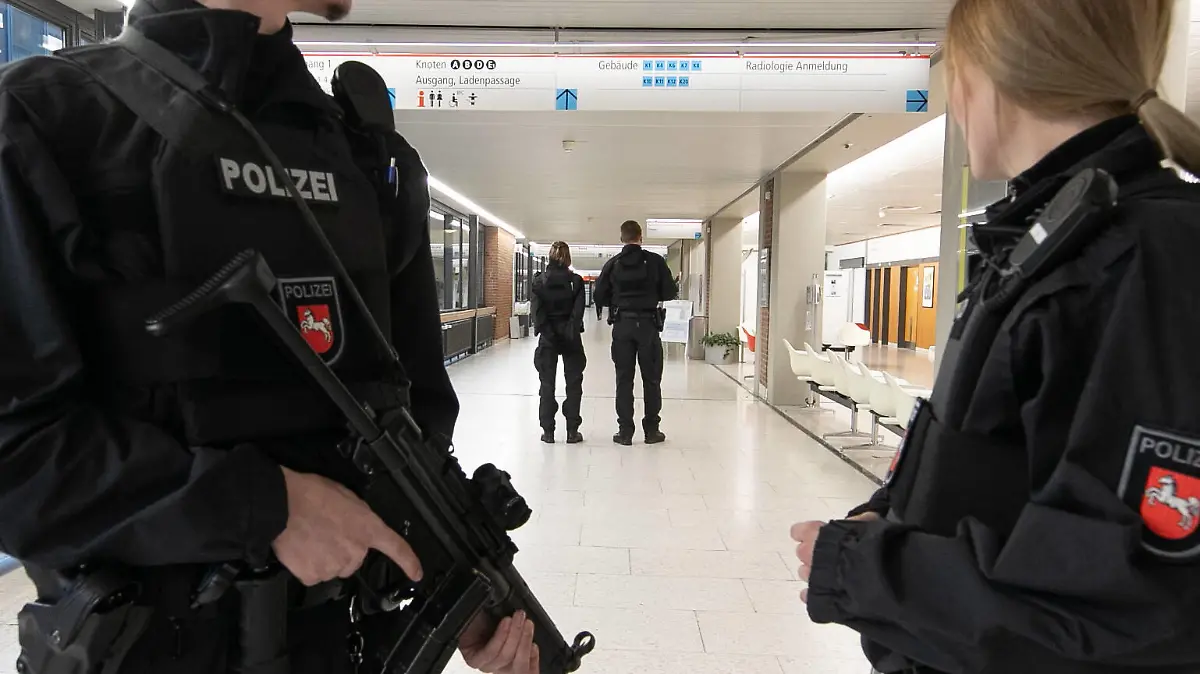 Hannover, 18.02.2020, Derzeit kontrolliert die Polizei Hannover das gesammte Gelände der Medizinischen Hochschule Hannover. MHH, Schwer bewaffnete Einheiten stehen an allen Eingängen. Nach Medienberichten wird ein Mafia Boss aus Montenegro auf der Intensivstation behandelt, *** Hanover, 18 02 2020, At present, the Hanover police are controlling the entire campus of the Hanover Medical School MHH, heavily armed units are standing at all entrances According to media reports, a mafia boss from Montenegro is being treated in intensive care, 