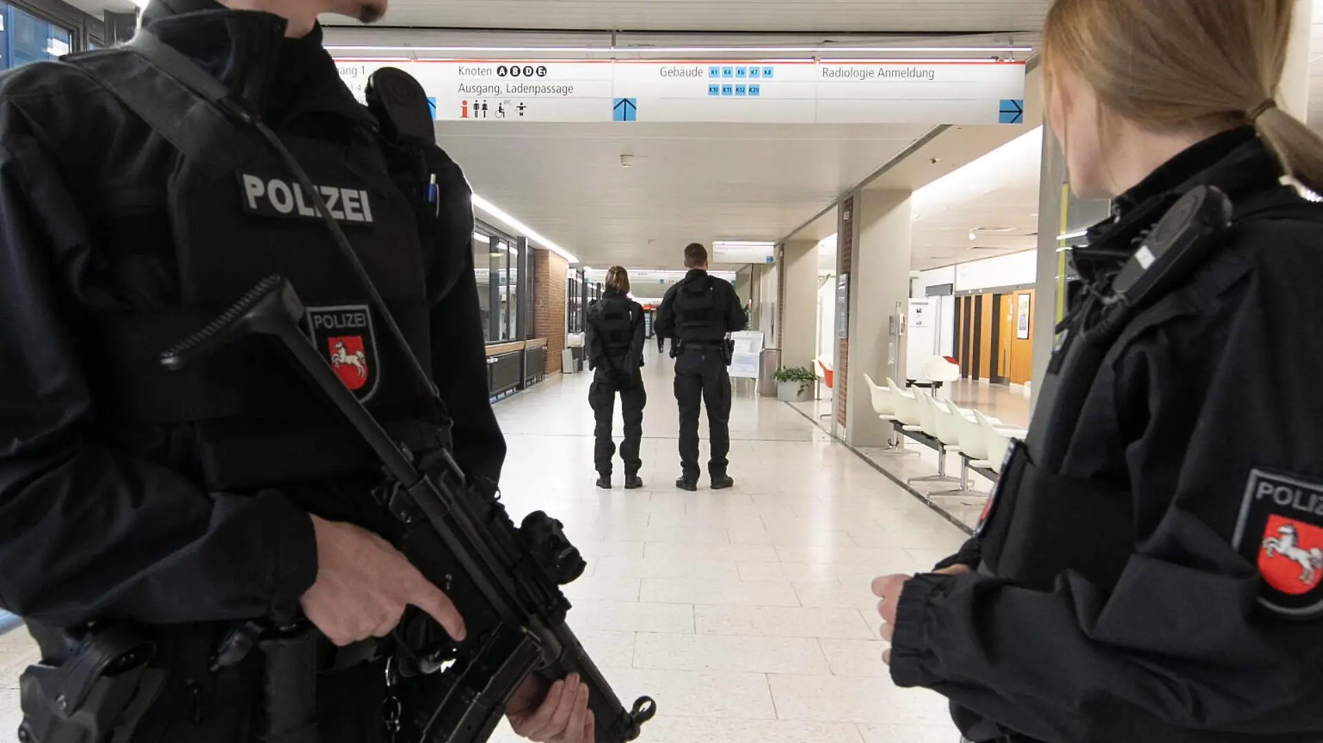 Hannover, 18.02.2020, Derzeit kontrolliert die Polizei Hannover das gesammte Gelände der Medizinischen Hochschule Hannover. MHH, Schwer bewaffnete Einheiten stehen an allen Eingängen. Nach Medienberichten wird ein Mafia Boss aus Montenegro auf der Intensivstation behandelt, *** Hanover, 18 02 2020, At present, the Hanover police are controlling the entire campus of the Hanover Medical School MHH, heavily armed units are standing at all entrances According to media reports, a mafia boss from Montenegro is being treated in intensive care,