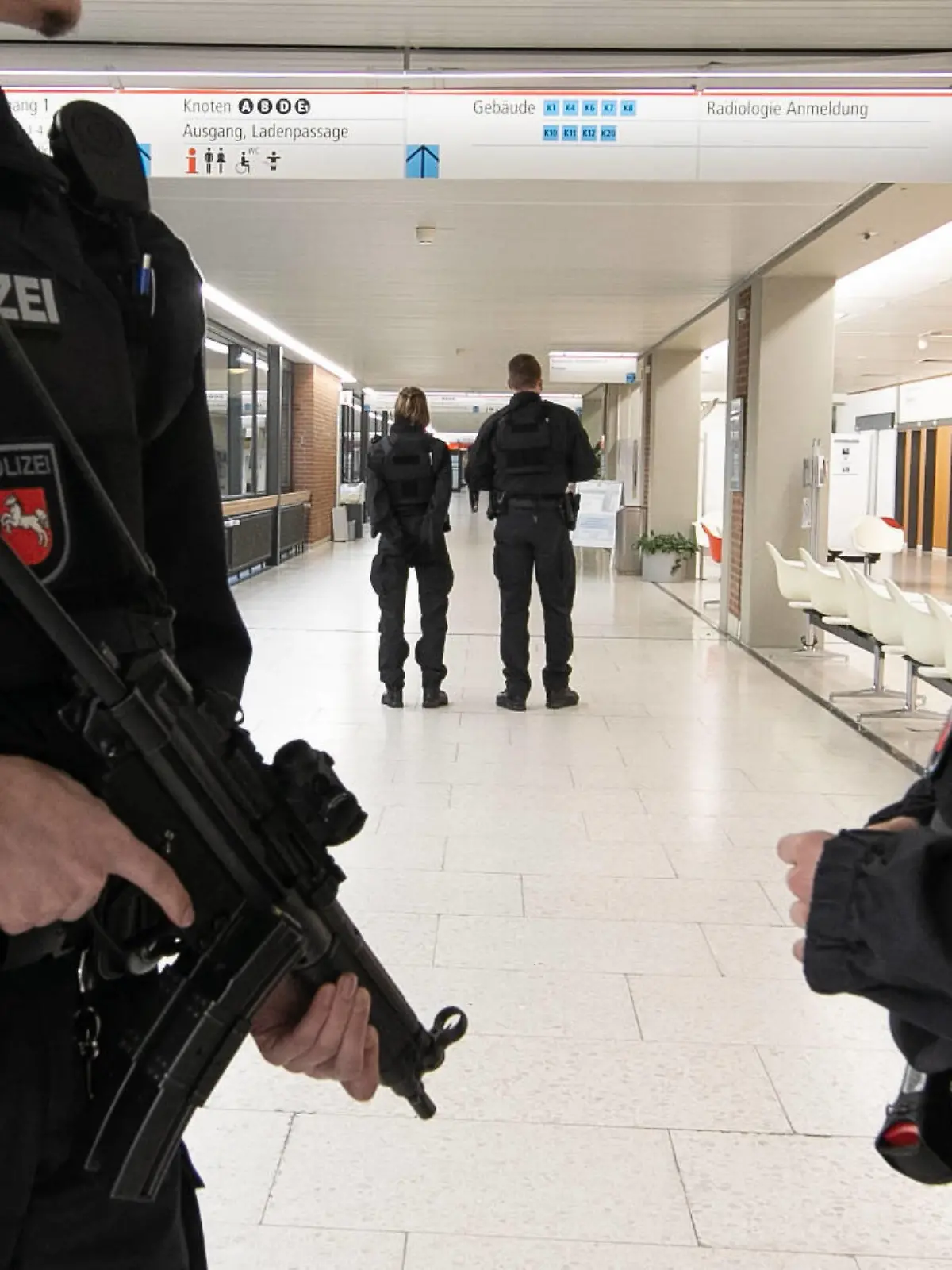 Hannover, 18.02.2020, Derzeit kontrolliert die Polizei Hannover das gesammte Gelände der Medizinischen Hochschule Hannover. MHH, Schwer bewaffnete Einheiten stehen an allen Eingängen. Nach Medienberichten wird ein Mafia Boss aus Montenegro auf der Intensivstation behandelt, *** Hanover, 18 02 2020, At present, the Hanover police are controlling the entire campus of the Hanover Medical School MHH, heavily armed units are standing at all entrances According to media reports, a mafia boss from Montenegro is being treated in intensive care, 