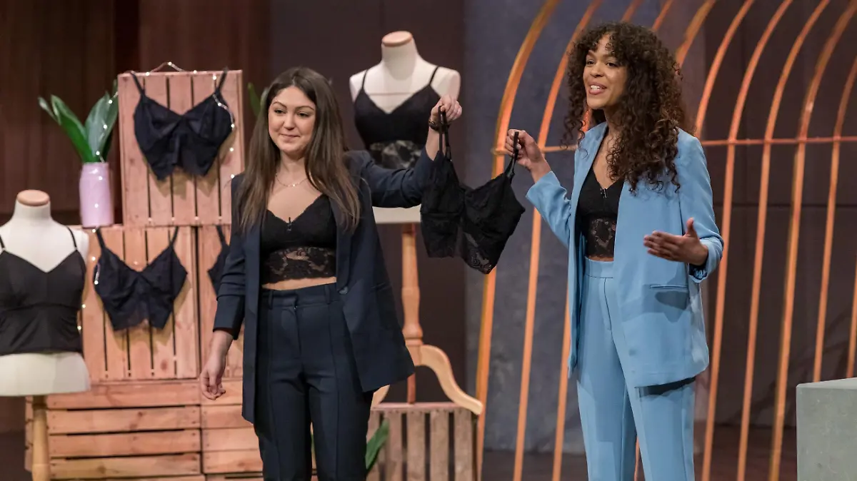 Dilara Cakirhan (l.) und Paula Essam aus Köln präsentieren mit "POCKETSY" ein Bralette mit integrierten Taschen. Sie erhoffen sich ein Investment von 100.000 Euro für 15 Prozent der Anteile an ihrem Unternehmen. Die Verwendung des sendungsbezogenen Materials ist nur mit dem Hinweis und Verlinkung auf TVNOW gestattet.