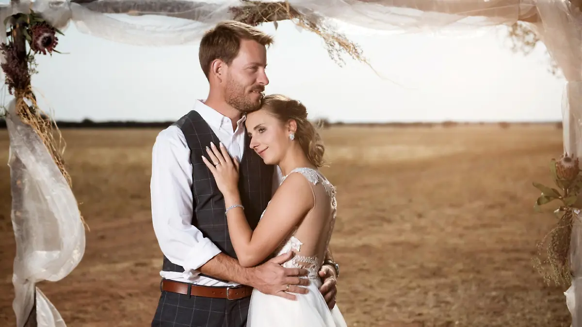 Das "Bauer sucht Frau"-Traumpaar Gerald (33) und Anna (28) haben geheiratet. Auf der Farm von Gerald in Namibia feierte das frisch vermählte Paar gemeinsam mit Geralds Freunden und seiner Verwandschaft ein großes Fest.