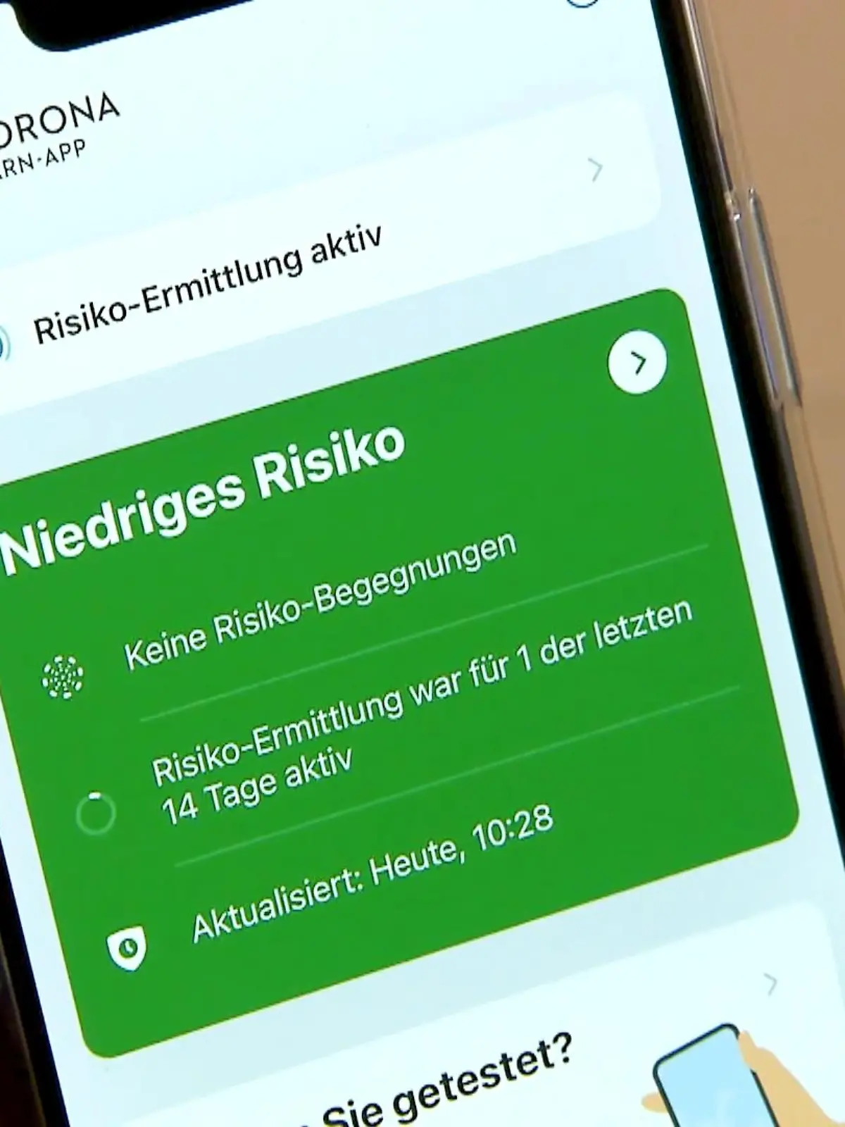 Corona hält die Welt in Atem – ständig gibt es neue Gesetze und Regelungen. Viele wissen gar nicht mehr, was wo gilt. Auch App-Tester Jannes Giessel hat inzwischen den Überblick verloren - und die wichtigsten Corona-Apps getestet. Welche von ihnen im Regel-Dschungel tatsächlich helfen und auf dem Smartphone nicht fehlen sollten, sehen Sie im Video!