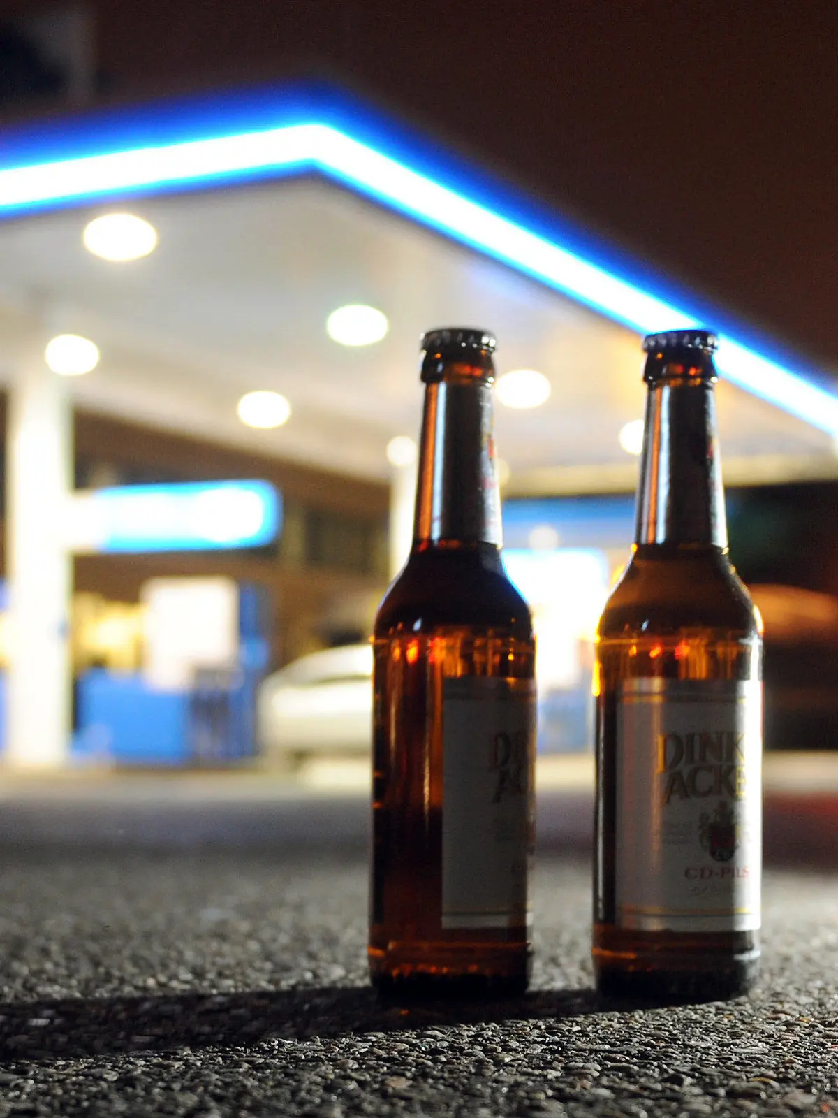ARCHIV - ILLUSTRATION - Zwei Flaschen Bier stehen in der Nacht vor einer Tankstelle in Stuttgart (Foto vom 07.03.2010). Die Politik in Ostdeutschland diskutiert kontrovers über ein nächtliches Verkaufsverbot für Alkohol nach dem Beispiel Baden-Württembergs. Foto: Bernd Weißbrod dpa/lsw/lah (zu dpa-Umfrage lah/lbn/lmv vom 07.08.2010)  +++(c) dpa - Bildfunk+++