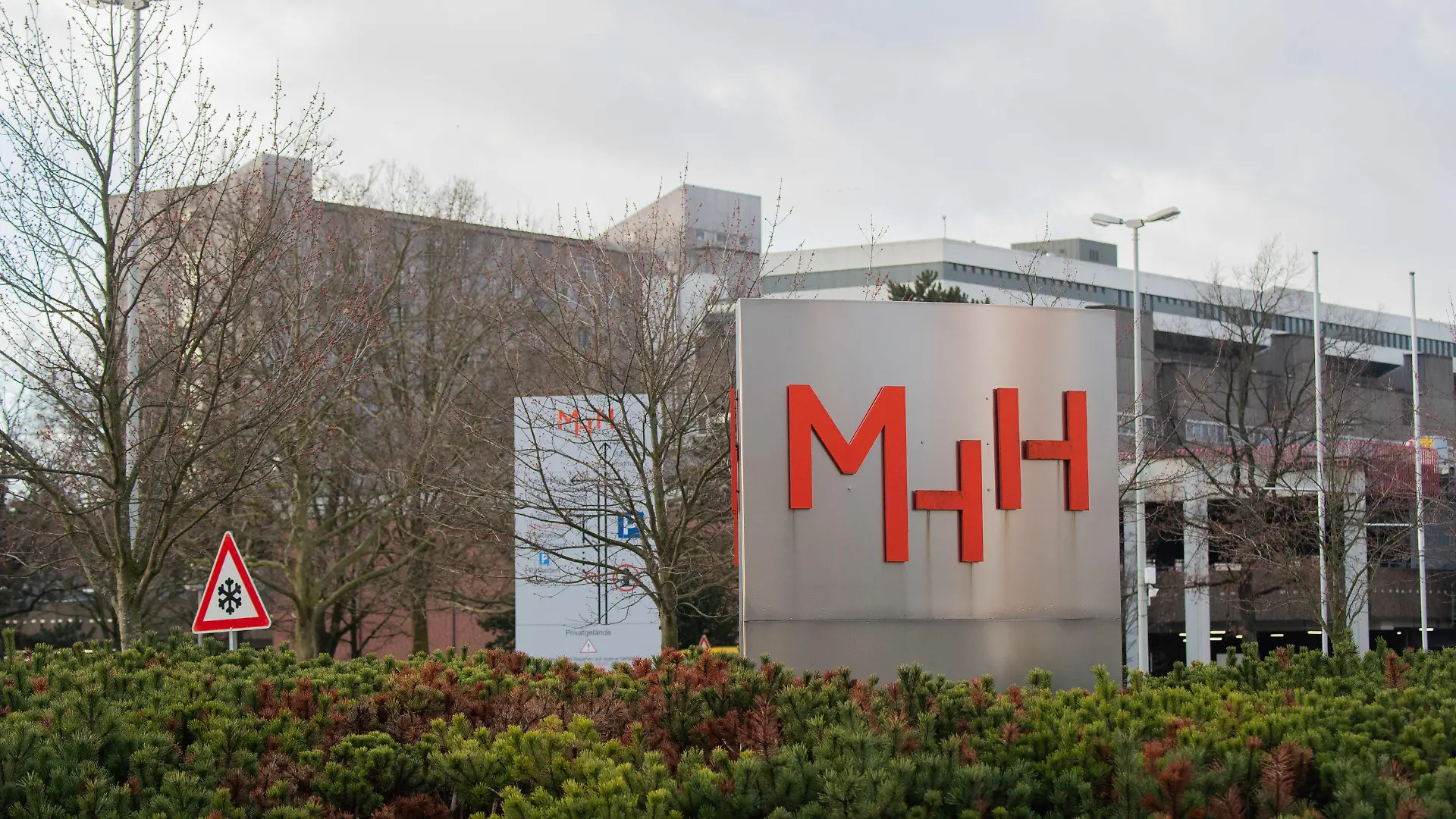 18.02.2020, Niedersachsen, Hannover: Die Medizinische Hochschule Hannover (MHH). In der MHH wird ein mutmaßliches Clan-Mitglied mit Schussverletzungen behandelt, der Patient aus dem Ausland wird zur Sicherheit von der Polizei bewacht. Foto: Julian Stratenschulte/dpa +++ dpa-Bildfunk +++