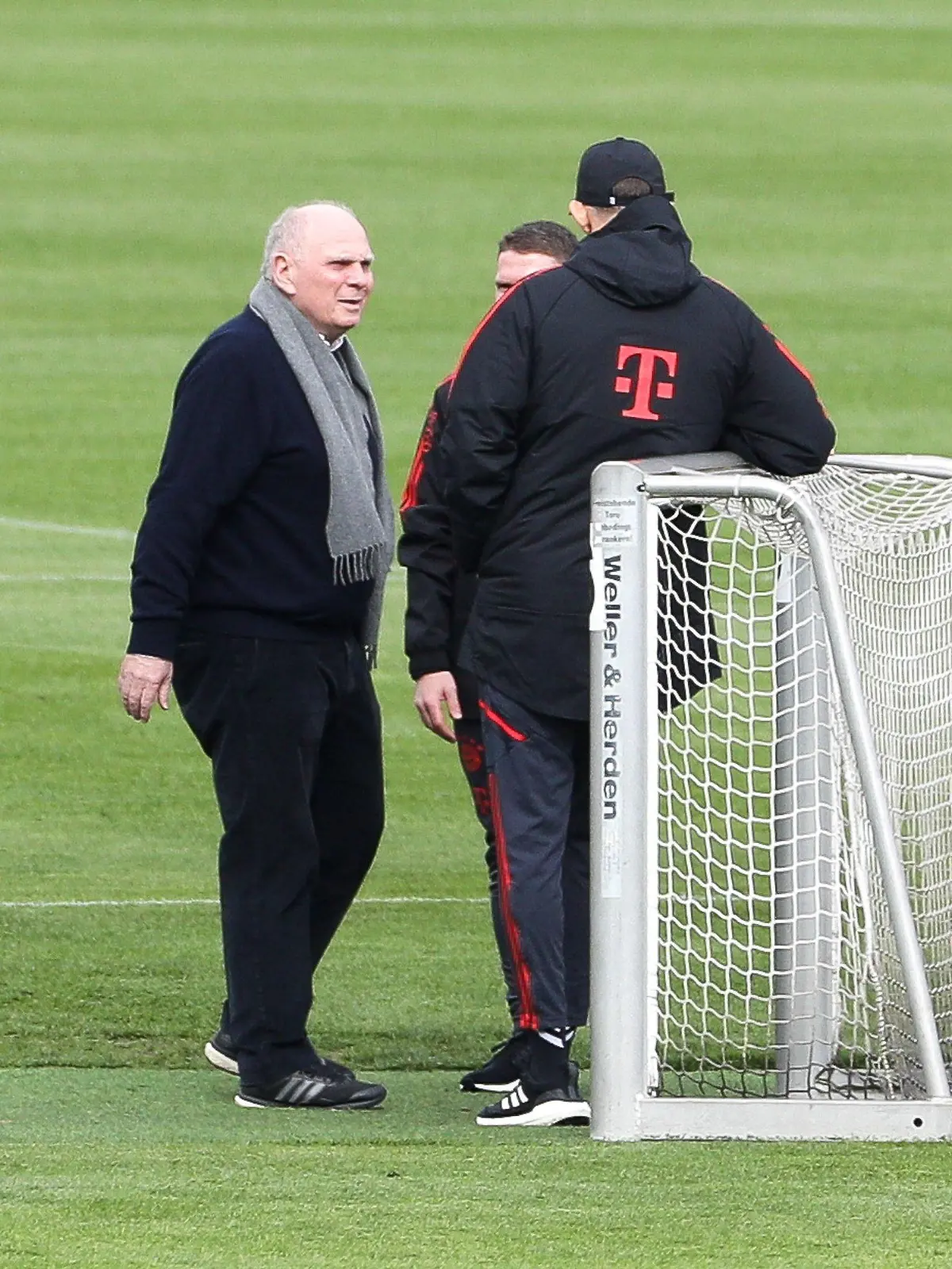 26.04.2023, Bayern, München: Fußball, Bundesliga, FC Bayern München, Training: Ehrenpraesident Uli Hoeness (l-r) und Chef-Trainer Thomas Tuchel im Gespräch auf dem Trainingsplatz. Es geht um die Meisterschaft. (zu dpa: «Tuchel-Scherz zum Hoeneß-Besuch: Wollte nur sagen, wer spielt») Foto: Christian Kolbert/dpa +++ dpa-Bildfunk +++