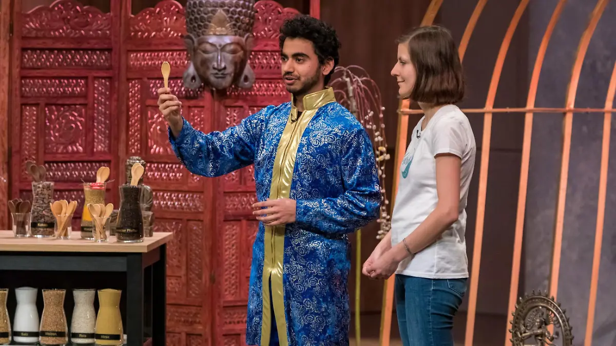 Juliane Schöning und Hermant Chawla aus Göttingen präsentieren mit "Kulero" essbares Besteck aus Indien. Sie erhoffen sich ein Investment von 200.000 Euro für 10 Prozent der Anteile an ihrem Unternehmen. Die Verwendung des sendungsbezogenen Materials ist nur mit dem Hinweis und Verlinkung auf TVNOW gestattet.
