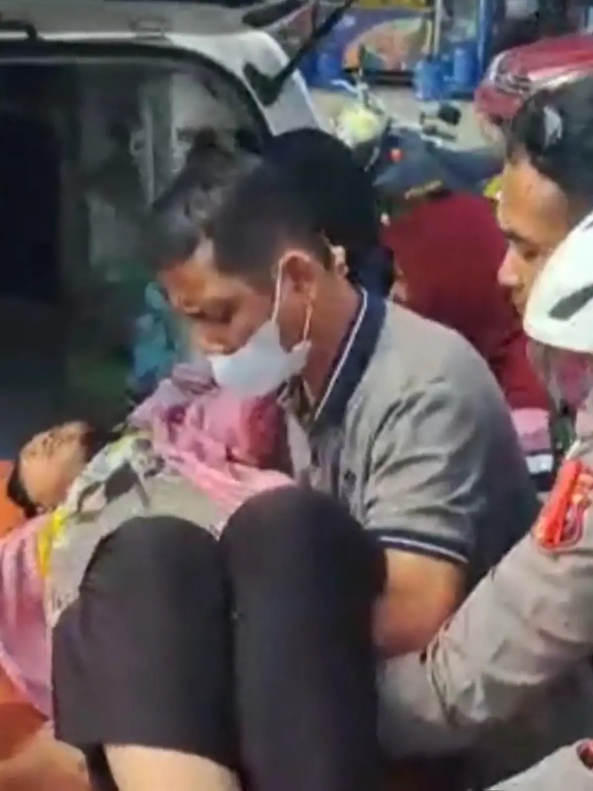 Auf dem Weg ins Krankenhaus bleibt sie im Verkehr stecken!
Es ist ein Rennen gegen die Zeit. Die Wehen der Hochschwangeren haben schon eingesetzt. Jetzt muss es schnell gehen aber indonesische Verkehr macht das unmöglich. Doch dann die Rettung in letzter Sekunde: Polizisten bekommen von ihren Schmerzen mit und organisiert einen Transport für die Frau. Die Hochschwangere erreicht noch rechtzeitig eine Privatklinik. Nur eine halbe Später bringt sie ihre gesunde Tochter zur Welt. Zum Glück hat die Polizei so schnell gehandelt!