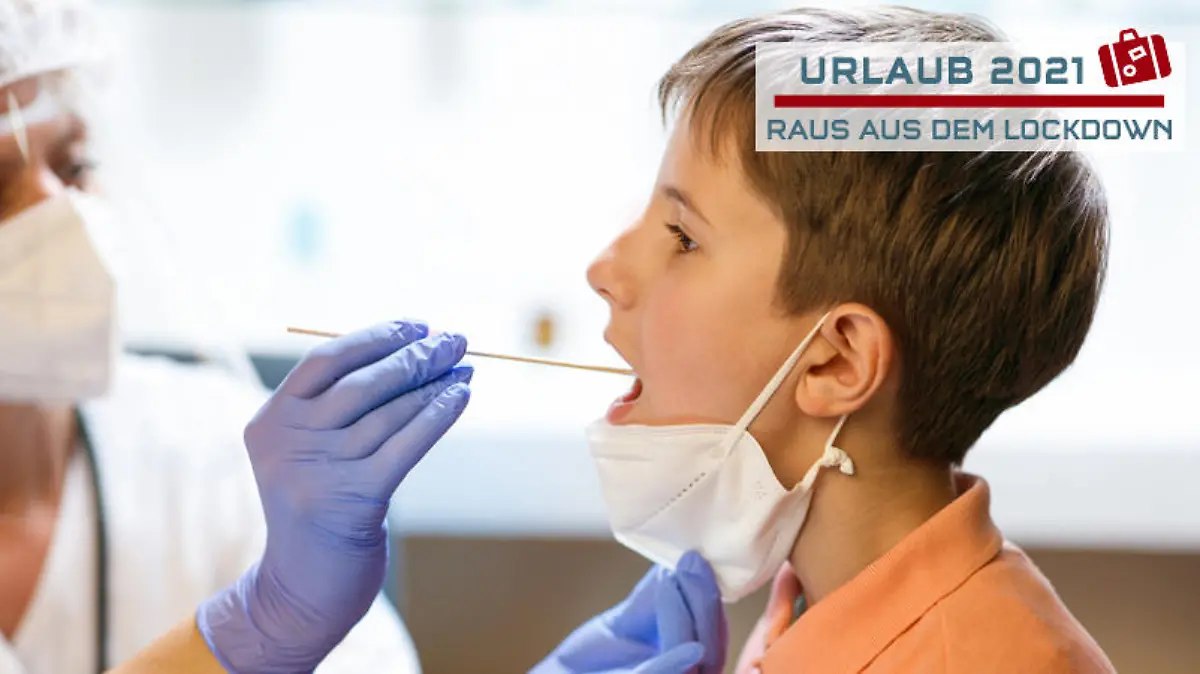 Bei einem Jungen wird ein Abstrich für den Corona-Test durchgeführt