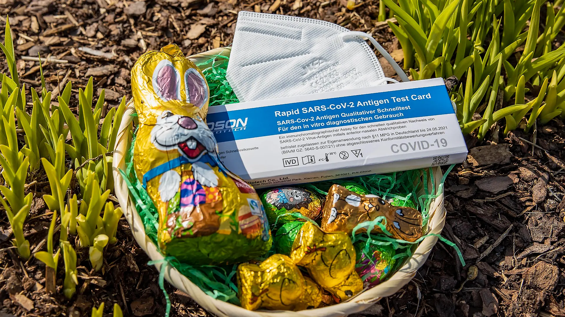Veitshoechheim, Rokokogarten, 24.03.2021, Der Oster-Lockdown 2021 Bild: Corona-Impfstoff, FFP2-Maske und der Corona-Schnelltest haben an Ostern 2021 oberste Prioritaet *** Veitshoechheim, Rokokogarten, 24 03 2021, The Easter Lockdown 2021 picture Corona vaccine, FFP2 mask and the Corona rapid test have top priority on Easter 2021 Copyright: HMBxMedia/JulienxBecker
