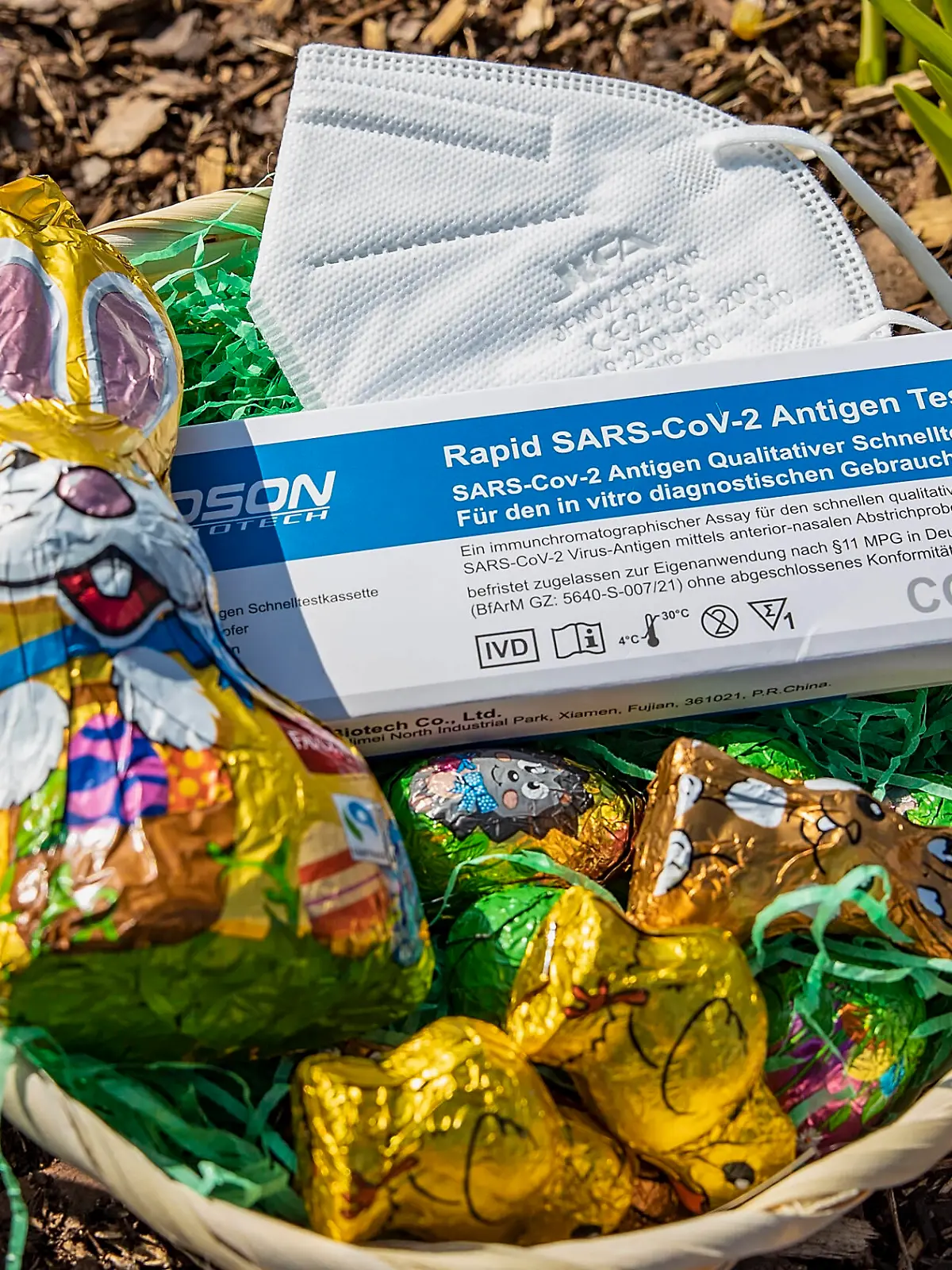 Veitshoechheim, Rokokogarten, 24.03.2021, Der Oster-Lockdown 2021 Bild: Corona-Impfstoff, FFP2-Maske und der Corona-Schnelltest haben an Ostern 2021 oberste Prioritaet *** Veitshoechheim, Rokokogarten, 24 03 2021, The Easter Lockdown 2021 picture Corona vaccine, FFP2 mask and the Corona rapid test have top priority on Easter 2021 Copyright: HMBxMedia/JulienxBecker 