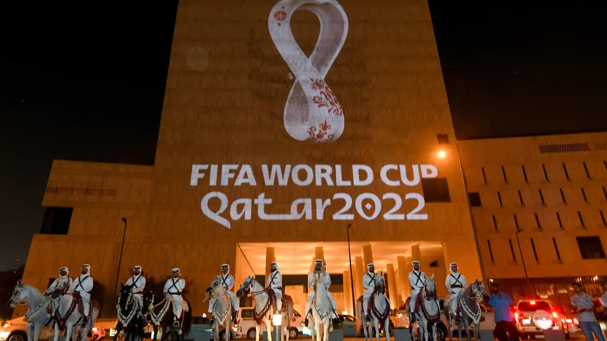 ARCHIV - 03.09.2019, Katar, Doha: An die Fassade eines Gebäudes in Souq Waqif Doha, der Hauptstadt von Katar, wird das Logo der Fußball-Weltmeisterschaft in Katar 2022 projeziert. (zu dpa «Umfrage: Deutliche Mehrheit gegen WM 2022 in Katar») Foto: Nikku/XinHua/dpa +++ dpa-Bildfunk +++