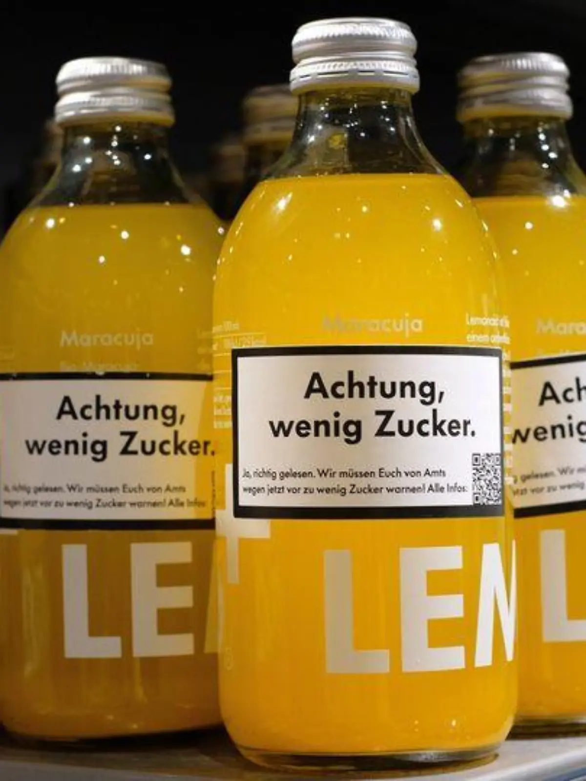 Lemonaid ergänz ironisch gemeinten Warnhinweis, sonst wären Millionen von Glasflaschen unbrauchbar.