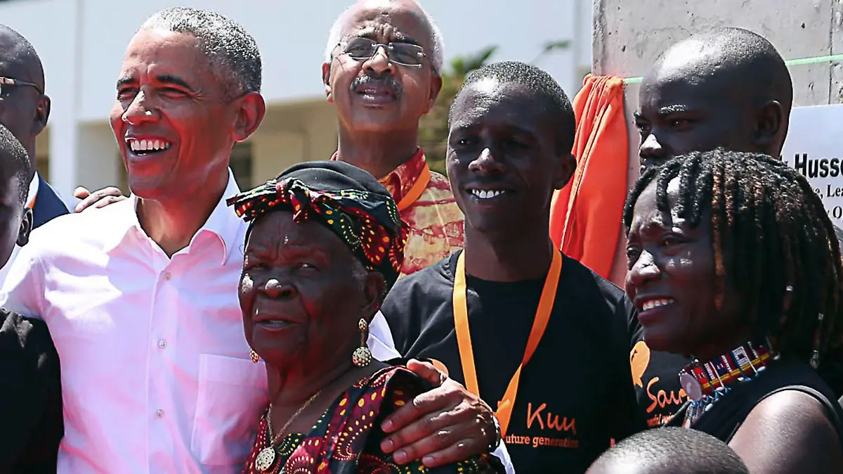 ARCHIV - 16.07.2018, Kenia, Kogelo: Barack Obama (l), ehemaliger Präsident der USA steht neben seiner Stief-Großmutter Sarah Obama (M), seiner Halbschwester Auma Obama (r), sowie Kindern und Funktionären. Die Stief-Großmutter des ehemaligen US-Präsidenten ist im Alter von 99 Jahren in Kenia gestorben. (zu dpa: Barack Obamas Stief-Großmutter in Kenia gestorben) Foto: Brian Inganga/AP/dpa +++ dpa-Bildfunk +++