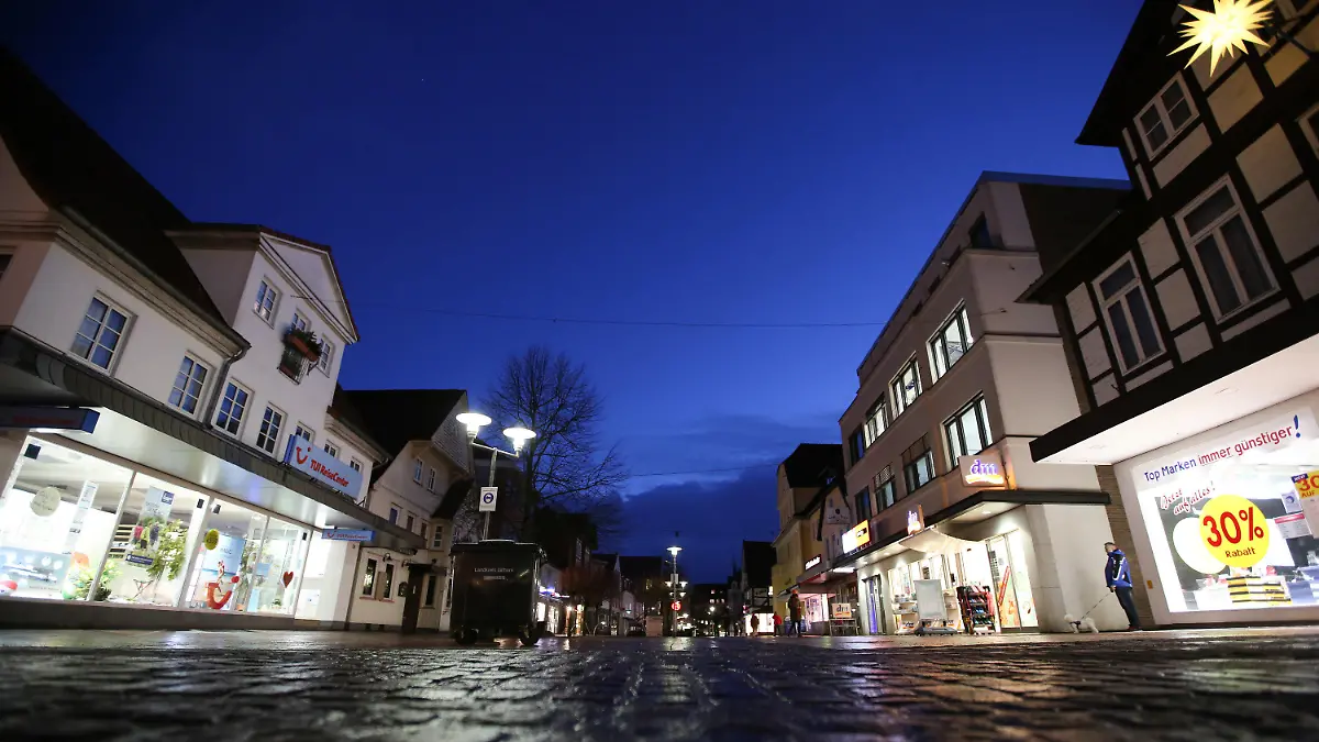 12.01.2021, Niedersachsen, Gifhorn: Leere Straßen und kaum Passanten sind in der ansonsten menschenleeren Innenstadt am späten Nachmittag zu sehen. Angesichts hoher Corona-Neuinfektionszahlen plant der Landkreis Gifhorn eine Ausgangssperre und ein weitreichendes Kontaktverbot. Ab Dienstagabend zwischen 20.00 Uhr und 5.00 Uhr morgens und bis Ende Januar solle die Ausgangsbeschränkung gelten. Foto: Bodo Marks/dpa +++ dpa-Bildfunk +++