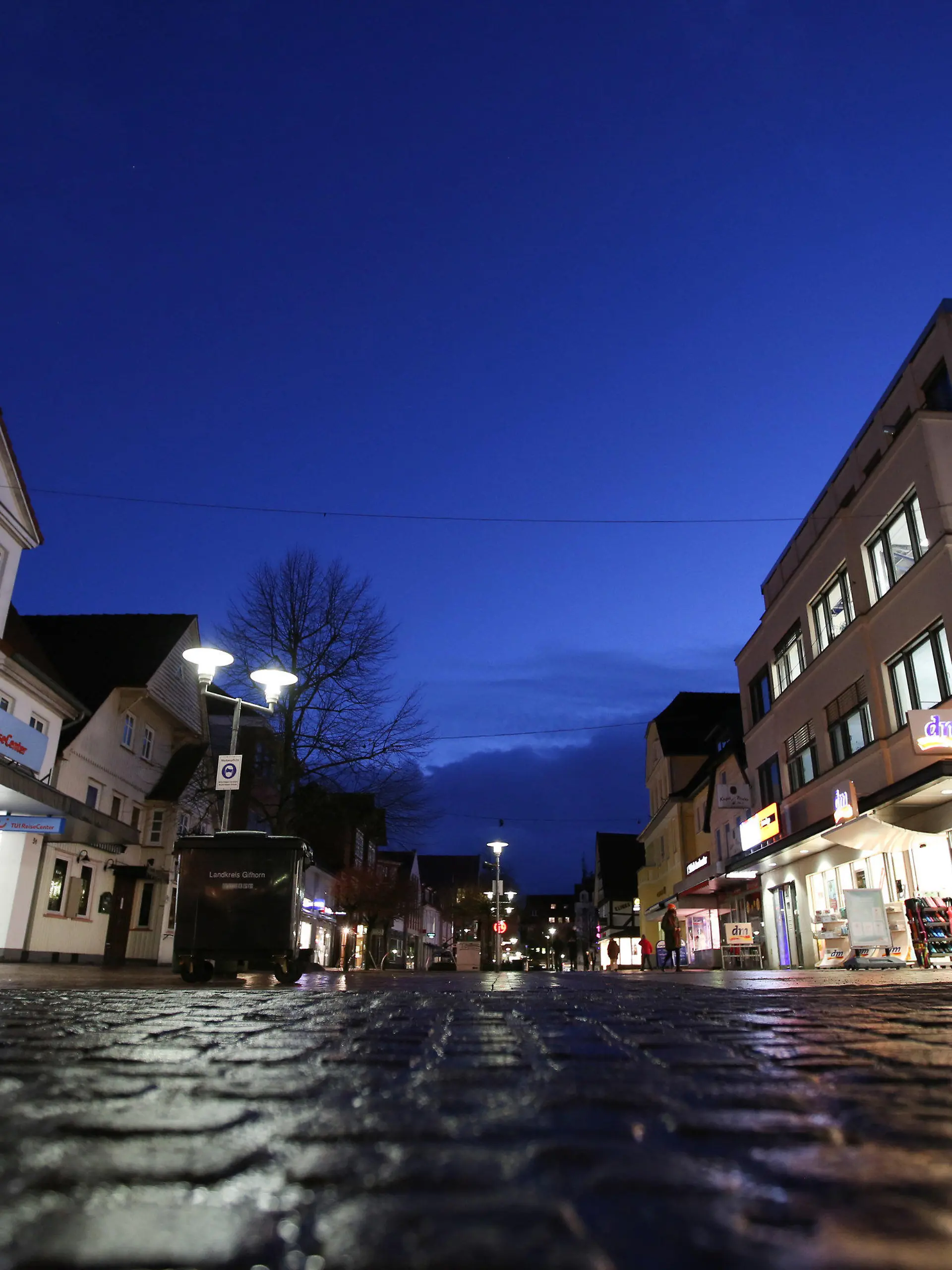 12.01.2021, Niedersachsen, Gifhorn: Leere Straßen und kaum Passanten sind in der ansonsten menschenleeren Innenstadt am späten Nachmittag zu sehen. Angesichts hoher Corona-Neuinfektionszahlen plant der Landkreis Gifhorn eine Ausgangssperre und ein weitreichendes Kontaktverbot. Ab Dienstagabend zwischen 20.00 Uhr und 5.00 Uhr morgens und bis Ende Januar solle die Ausgangsbeschränkung gelten. Foto: Bodo Marks/dpa +++ dpa-Bildfunk +++