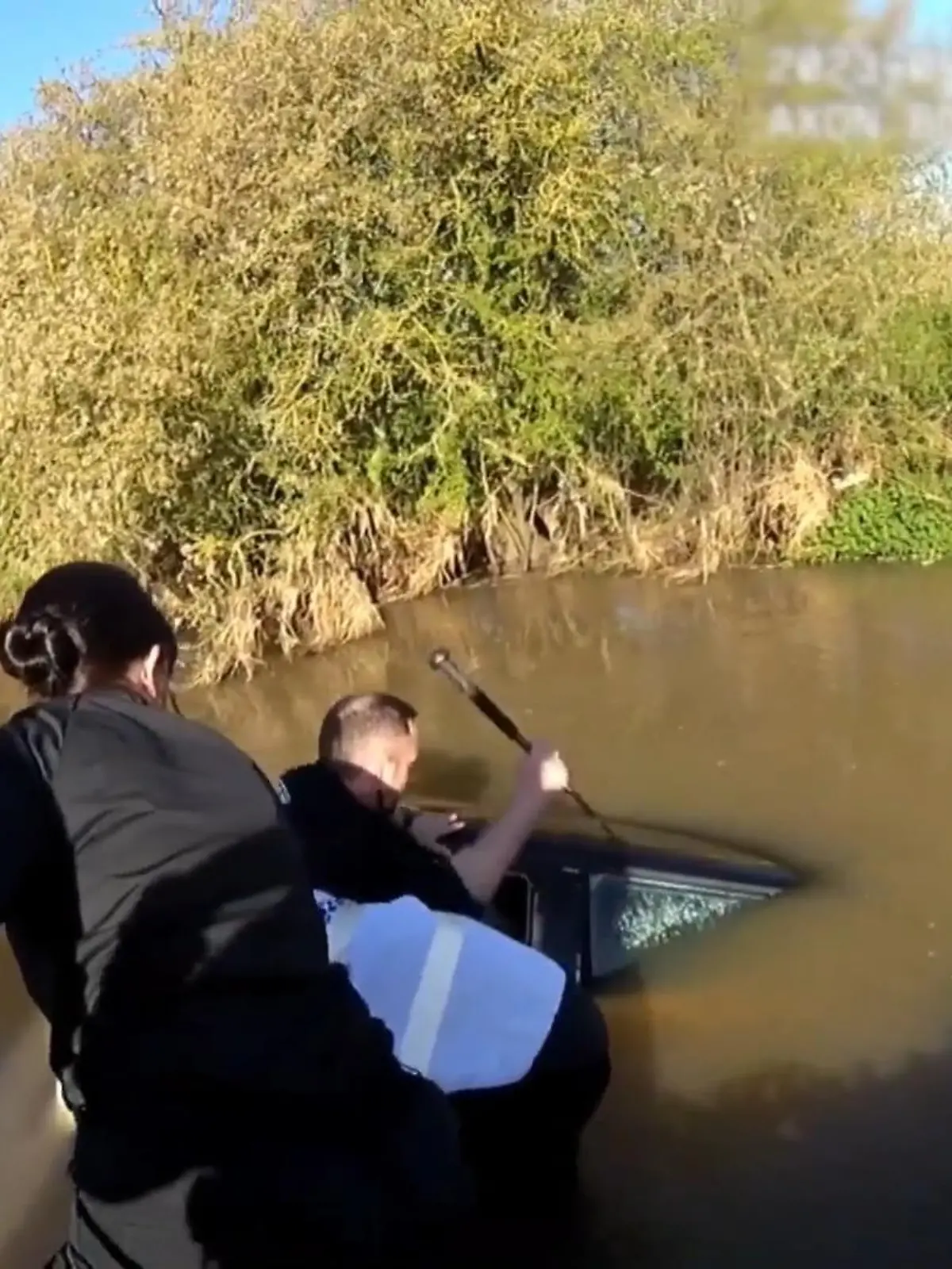 Die Frau in diesem Auto kann sich wirklich glücklich schätzen. Aus Versehen ist sie in einen Fluss gefahren, eine nahezu hoffnungslose Situation. Bis zum Heck steckt ihr Mini im englischen Worcester im Wasser. Als ein Beamter droht ins Wasser zu fallen, bilden seine Kollegen eine Menschenkette.