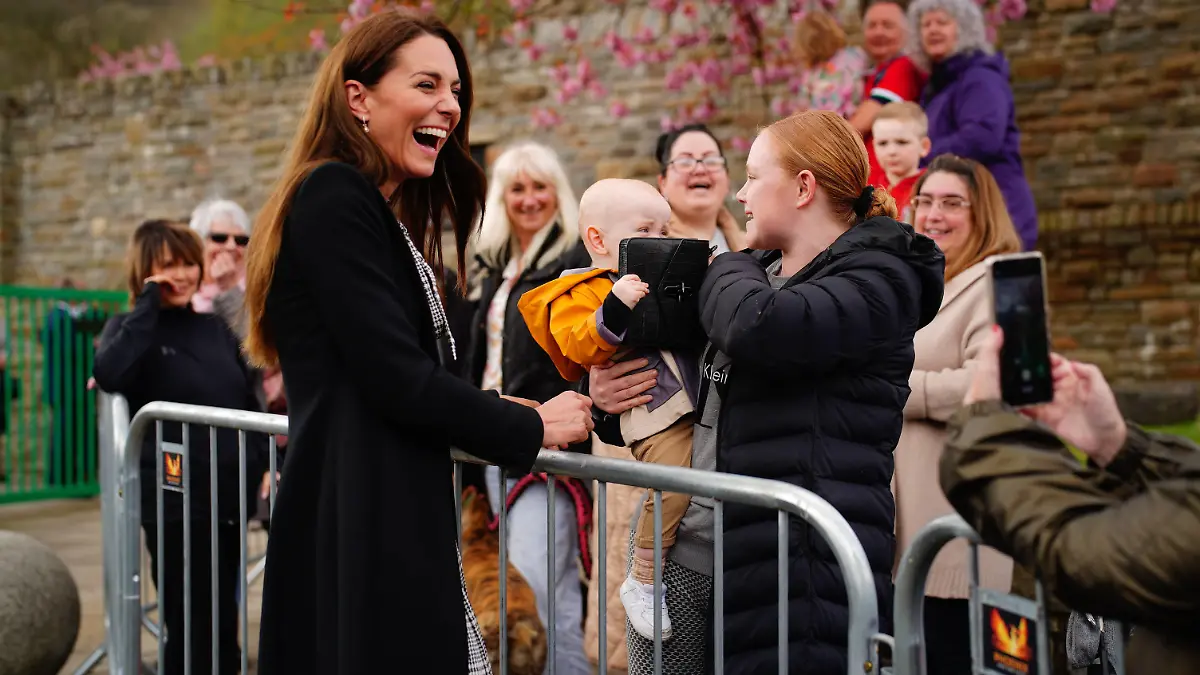 Entertainment Bilder des Tages . 28/04/2023. Aberfan, United Kingdom. A child plays with the handbag of Kate Middleton, the Princess of Wales , during a visit to the Aberfan memorial garden in Wales,United Kingdom, to pay her respects to those who lost their lives during the Aberfan disaster in 1966. PUBLICATIONxINxGERxSUIxAUTxHUNxONLY xPoolx/xi-Imagesx IIM-24325-0016