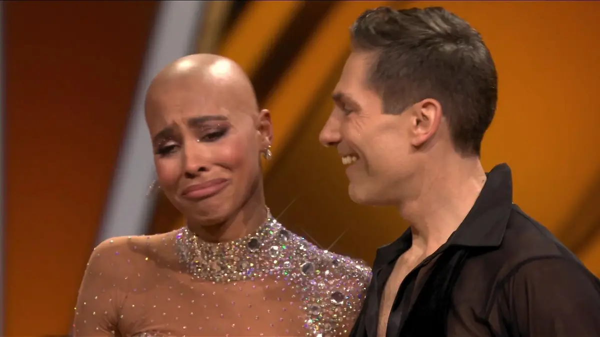 Da kommen die Tränen! "Nach ihrer "Magic Moment"-Performance mit Christian Polanc wird Let's Dance"-Kandidatin Sharon Battiste von ihren Gefühlen überwältigt