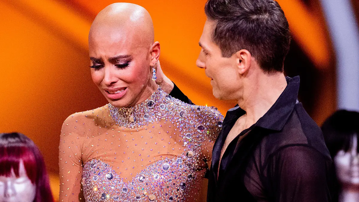 28.04.2023, Nordrhein-Westfalen, Köln: Sharon Battiste, Bachelorette und Schauspielerin, und Christian Polanc, Profitänzer, tanzen in der RTL-Tanzshow "Let's Dance" im Coloneum. Foto: Rolf Vennenbernd/dpa +++ dpa-Bildfunk +++