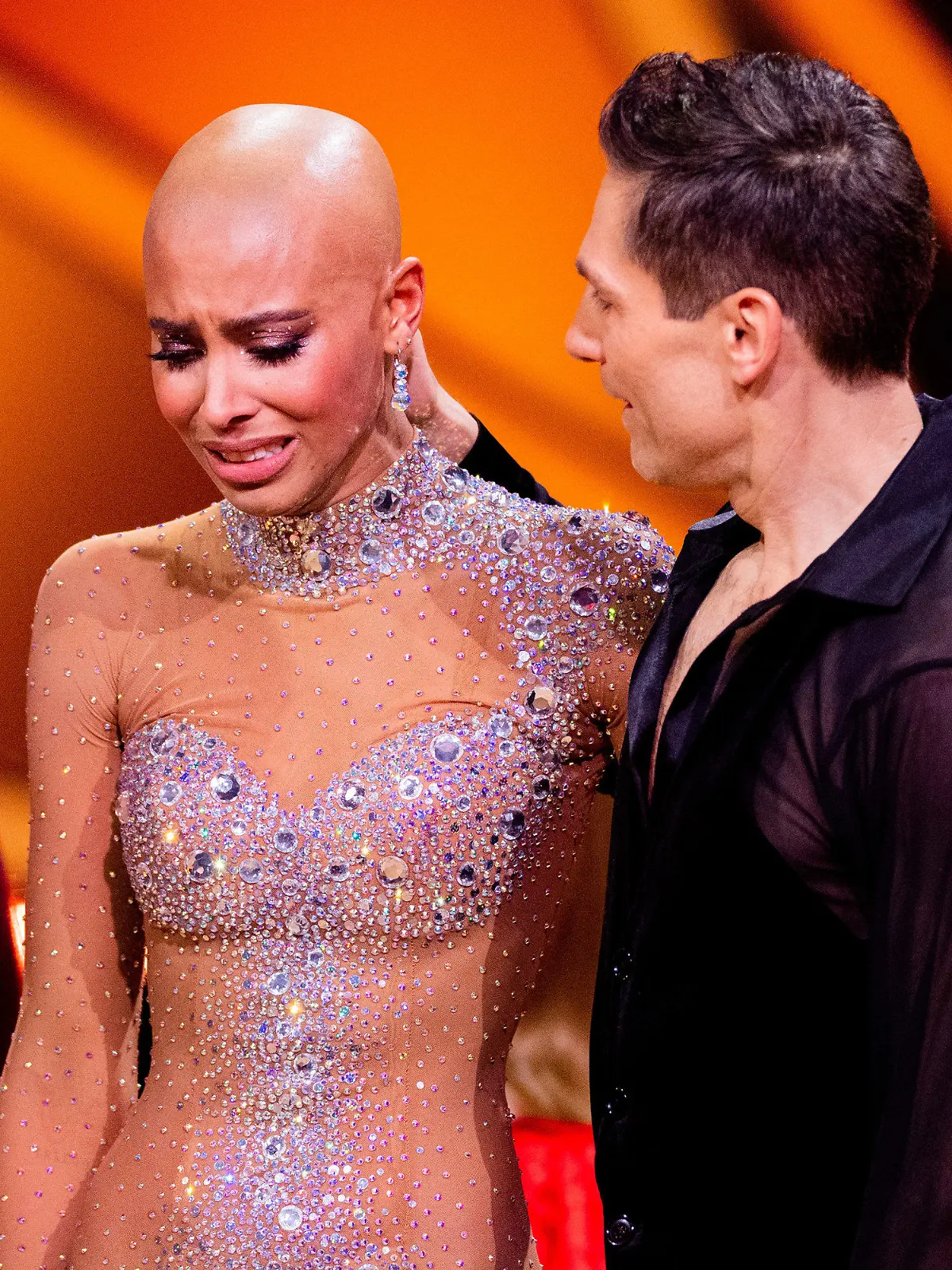 28.04.2023, Nordrhein-Westfalen, Köln: Sharon Battiste, Bachelorette und Schauspielerin, und Christian Polanc, Profitänzer, tanzen in der RTL-Tanzshow "Let's Dance" im Coloneum. Foto: Rolf Vennenbernd/dpa +++ dpa-Bildfunk +++
