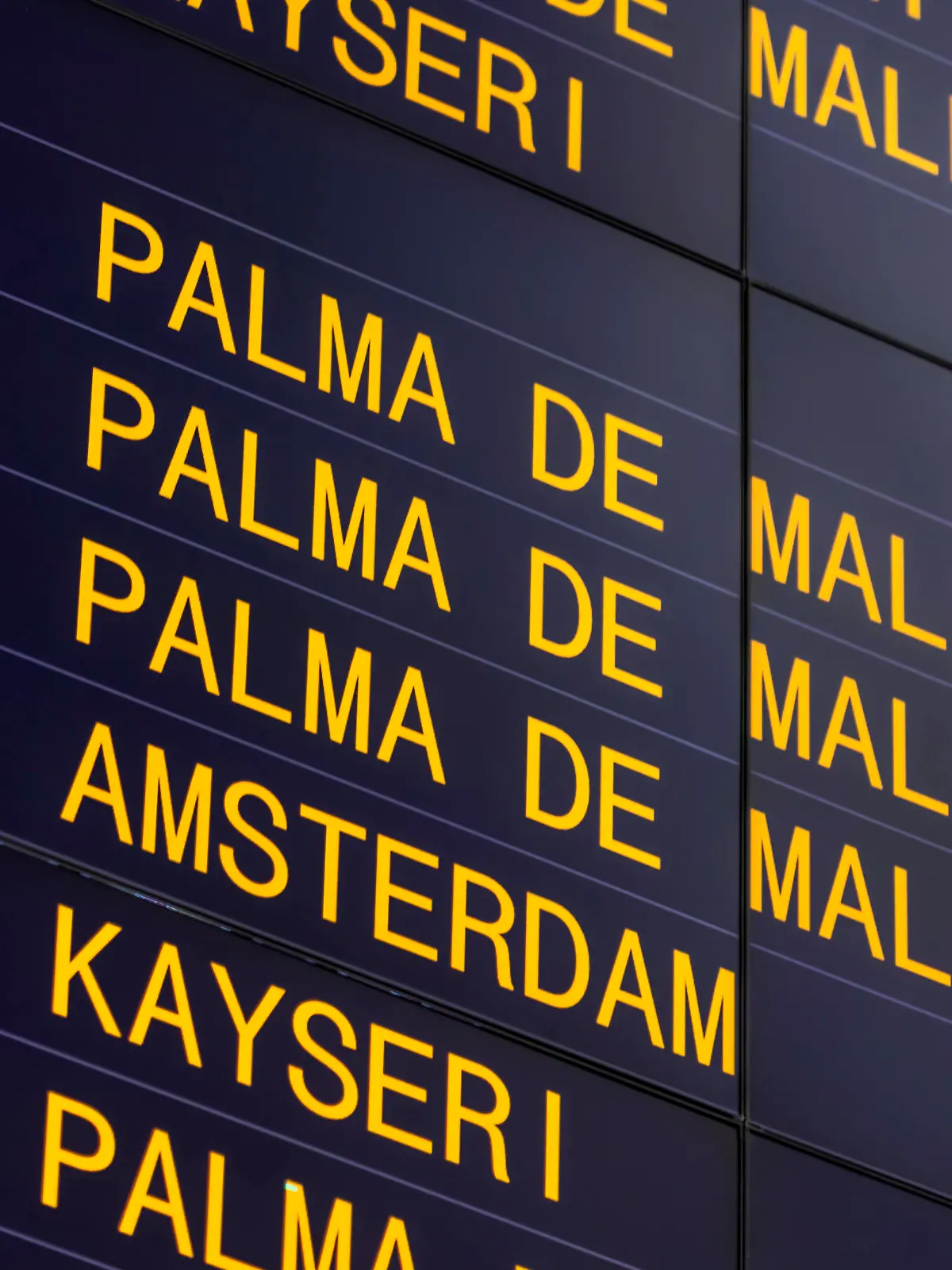  Flugverkehr in Zeiten von Corona. Am Flughafen Stuttgart stehen Ziele in der Türkei sowie Mallorca hoch im Kurs. Am morgigen Samstag 27. März wir Mallorca gleich fünf Mal angeflogen. // 26.03.2021: DEU, Deutschland, Baden-Württemberg, Stuttgart. *** Air traffic in times of Corona At Stuttgart Airport, destinations in Turkey as well as Majorca are in high demand Tomorrow, Saturday 27 March, there will be five flights to Majorca 26 03 2021 DEU, Germany, Baden Württemberg, Stuttgart