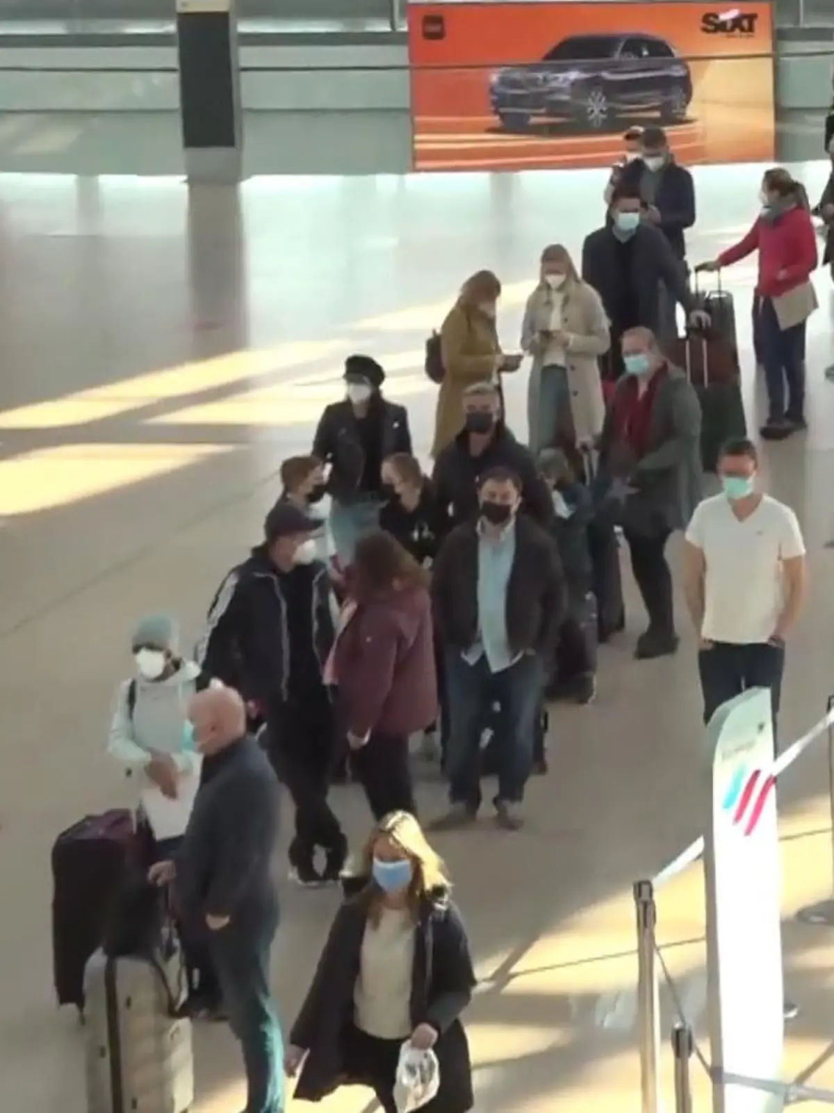 Viele Menschen zieht es nach dem harten Winter in sonnigere Gebiete - es gibt lange Schlangen am Hamburger Flughafen. SPD-Gesundheitsexperte Karl Lauterbach warnt.