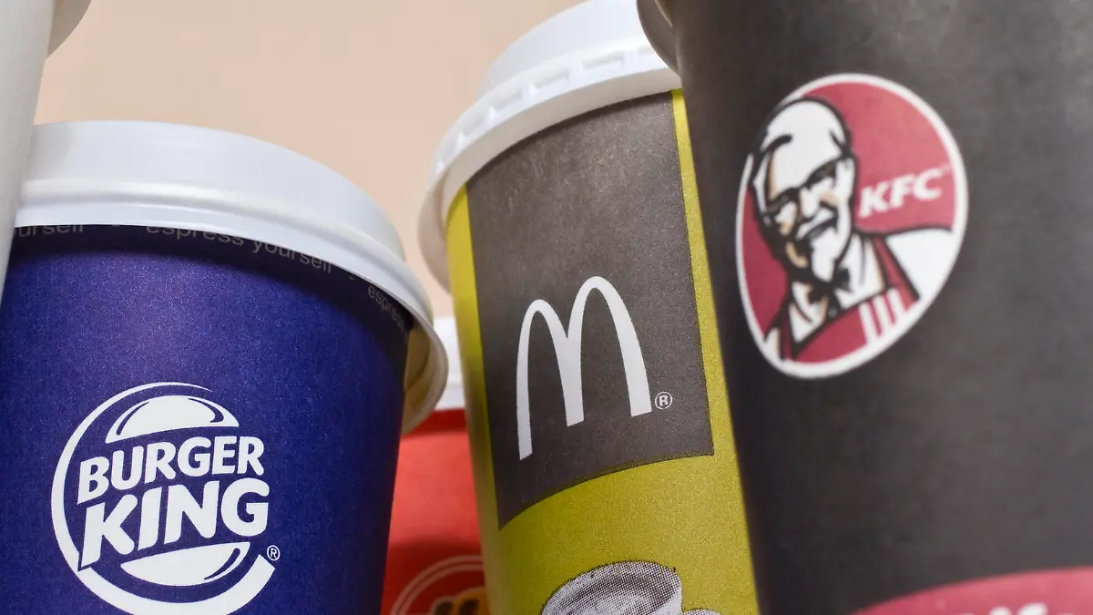To-go-Becher von den Fast-food-Ketten McDonald's Burger King und KFC.