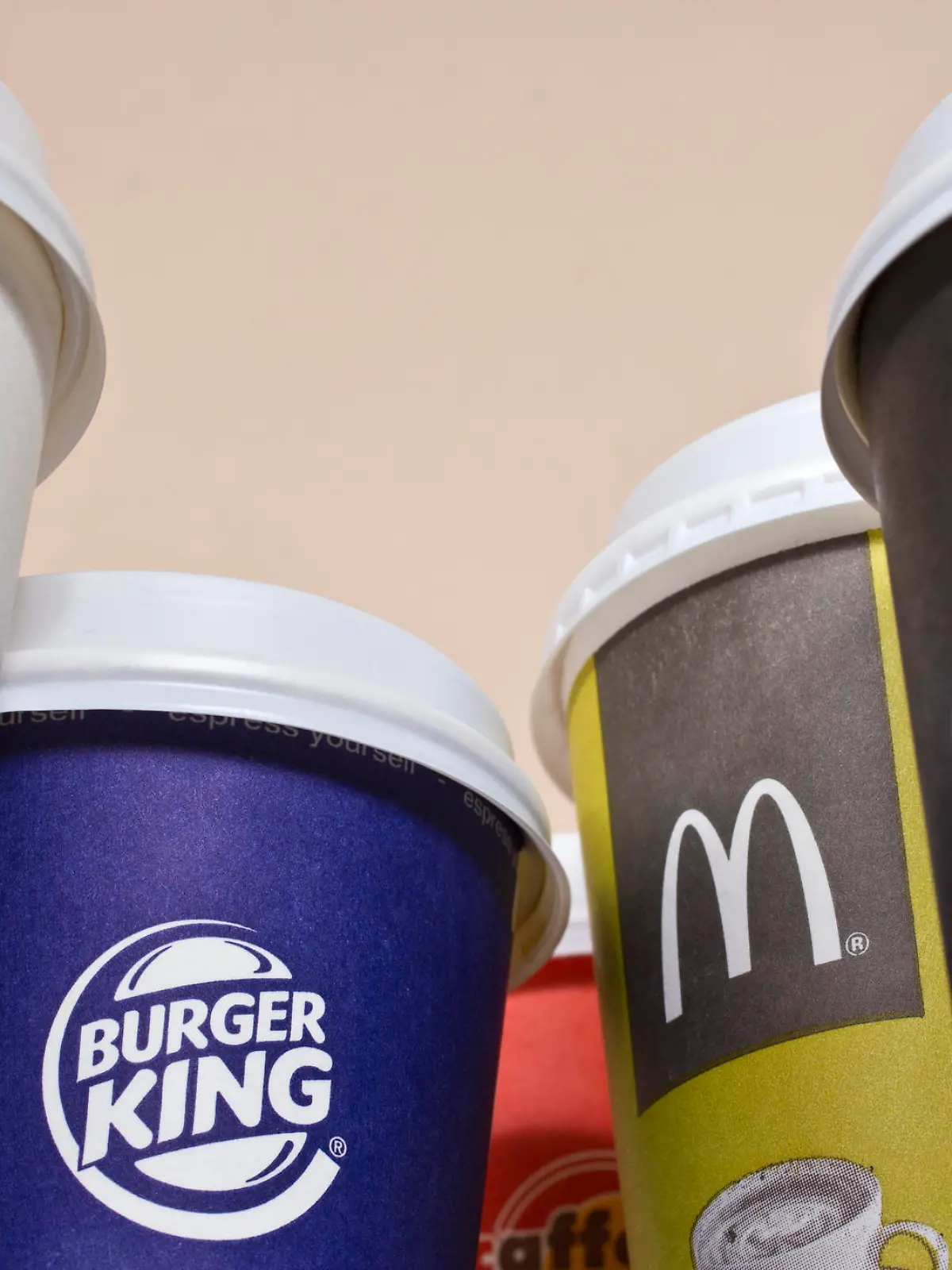 To-go-Becher von den Fast-food-Ketten McDonald's Burger King und KFC.