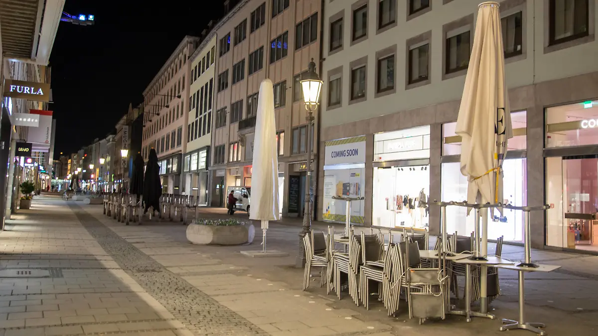 Coronavirus in München: Szenen am Abend, Die Münchner Innenstadt und Fußgängerzone ist am Abend / Nacht des 24.3.2021 ziemlich leer. - The Munich pedestrian zone is almost empty at the night of March 24 2021. München Bayern Deutschland *** Coronavirus in Munich scenes in the evening, The Munich city center and pedestrian zone is almost empty at the night of March 24 2021 Munich Bavaria Germany