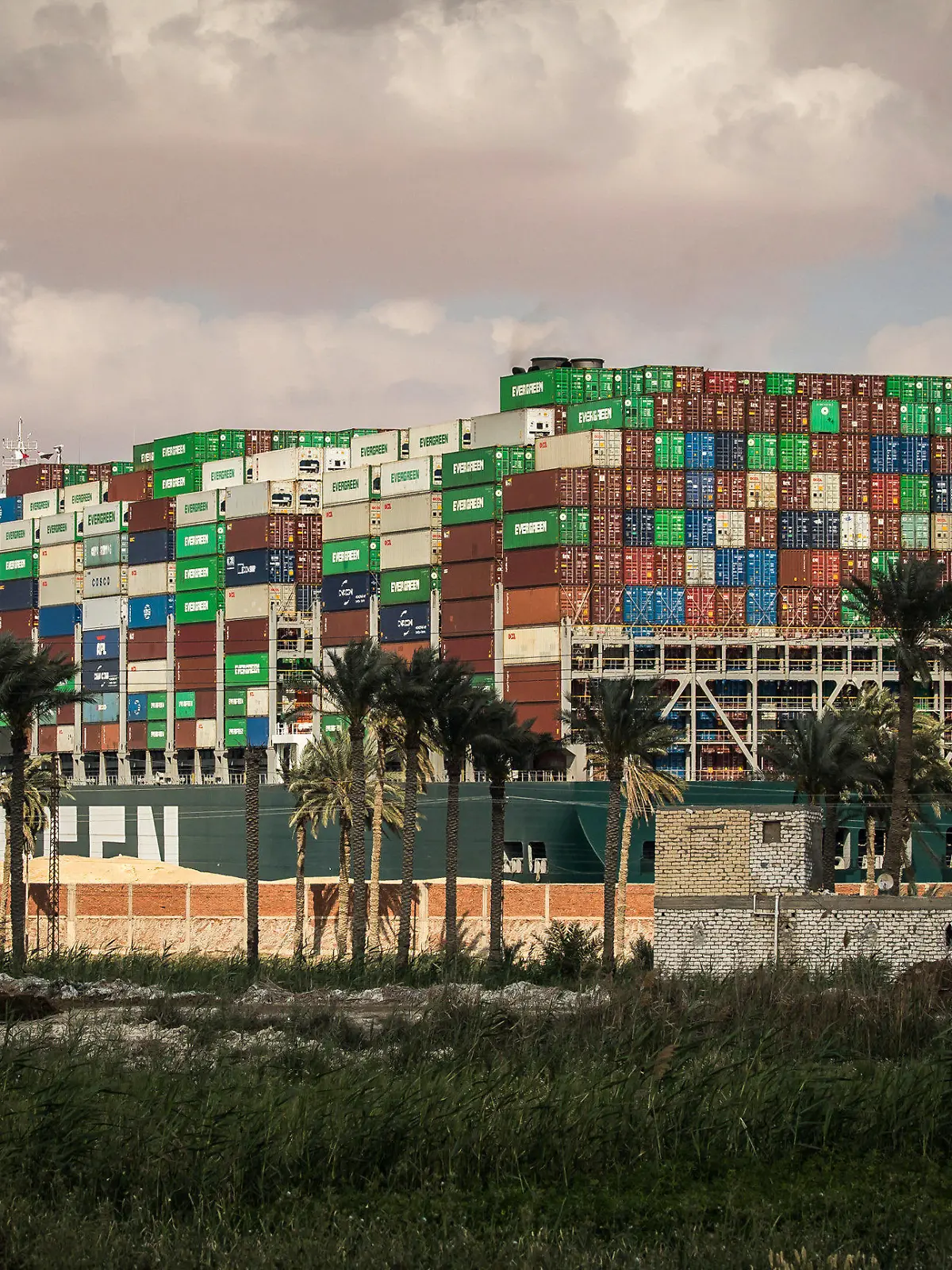 dpatopbilder - 26.03.2021, Ägypten, Suez: Das Containerschiff «Ever Given» ist im Suezkanal festgesetzt und blockiert die wichtige Schifffahrtsstraße zwischen Asien und Europa. Trotz fortlaufender Bemühungen von Schleppern und anderem Gerät konnte der Frachter noch nicht freigelegt werden. Foto: Samuel Mohsen/dpa +++ dpa-Bildfunk +++