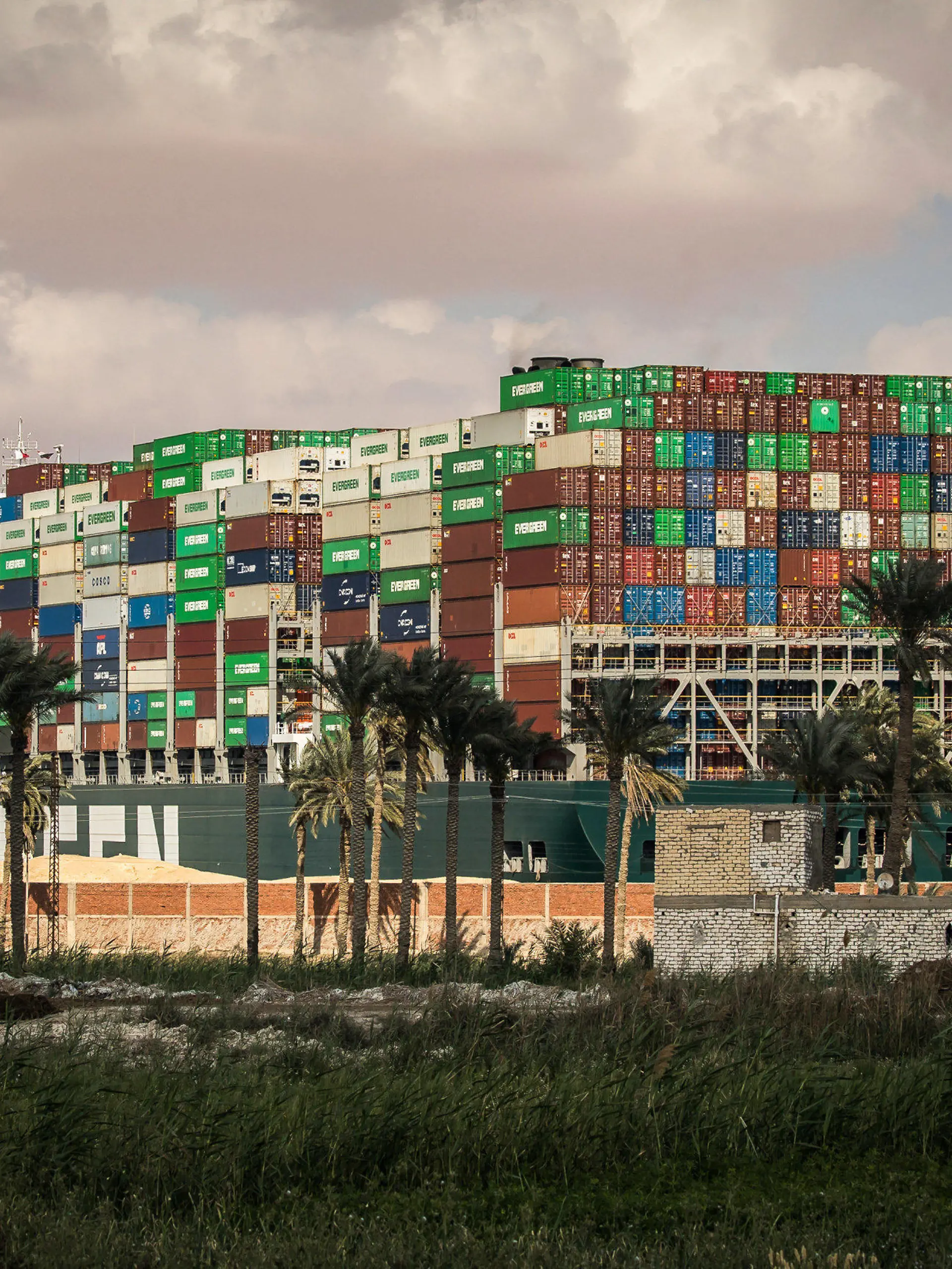 dpatopbilder - 26.03.2021, Ägypten, Suez: Das Containerschiff «Ever Given» ist im Suezkanal festgesetzt und blockiert die wichtige Schifffahrtsstraße zwischen Asien und Europa. Trotz fortlaufender Bemühungen von Schleppern und anderem Gerät konnte der Frachter noch nicht freigelegt werden. Foto: Samuel Mohsen/dpa +++ dpa-Bildfunk +++
