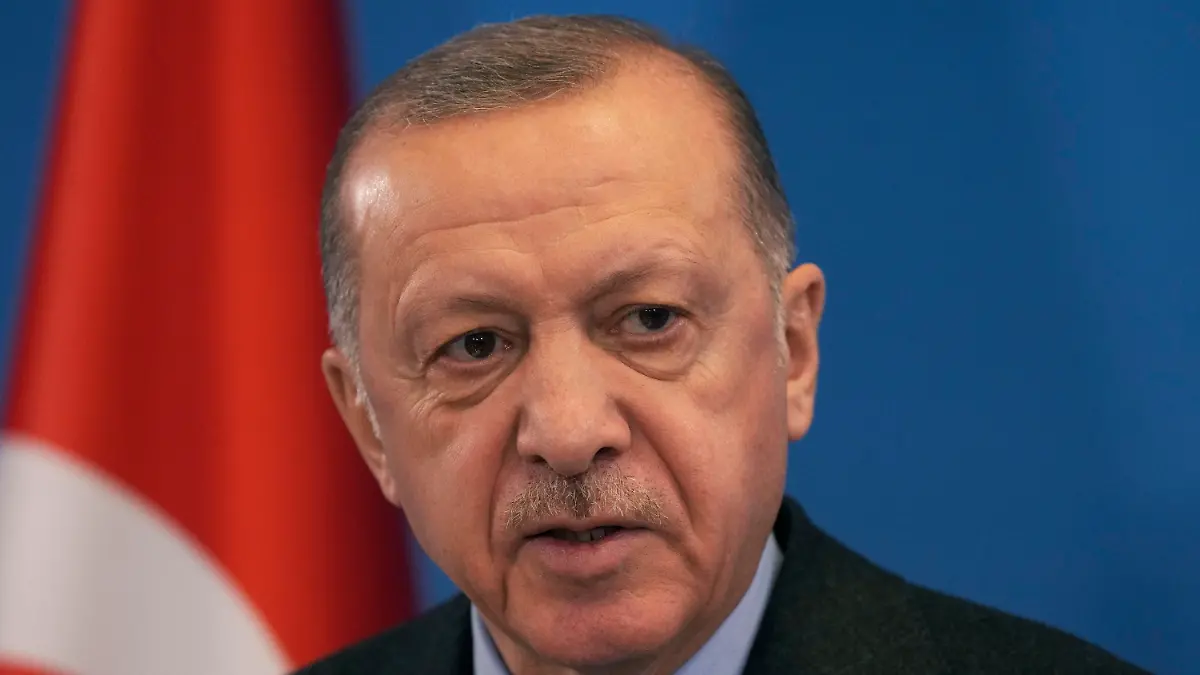 ARCHIV - 24.03.2022, Belgien, Brüssel: Recep Tayyip Erdogan, Präsident der Türkei, nimmt an einer Pressekonferenz nach dem Nato Sondergipfel im Nato Hauptquartier teil.  (zu dpa: «Erdogan unterbricht Wahlkampf wegen gesundheitlicher Probleme») Foto: Markus Schreiber/AP/dpa +++ dpa-Bildfunk +++