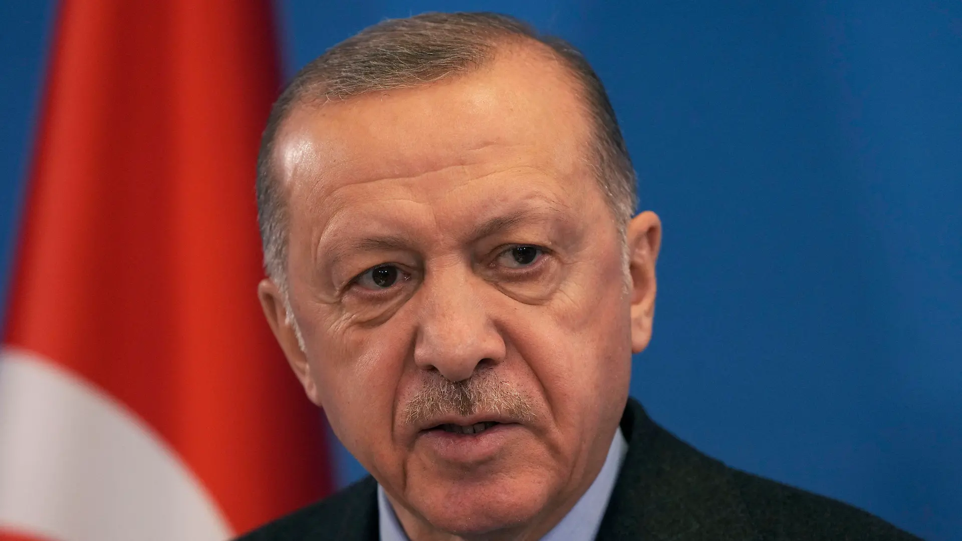 ARCHIV - 24.03.2022, Belgien, Brüssel: Recep Tayyip Erdogan, Präsident der Türkei, nimmt an einer Pressekonferenz nach dem Nato Sondergipfel im Nato Hauptquartier teil.  (zu dpa: «Erdogan unterbricht Wahlkampf wegen gesundheitlicher Probleme») Foto: Markus Schreiber/AP/dpa +++ dpa-Bildfunk +++