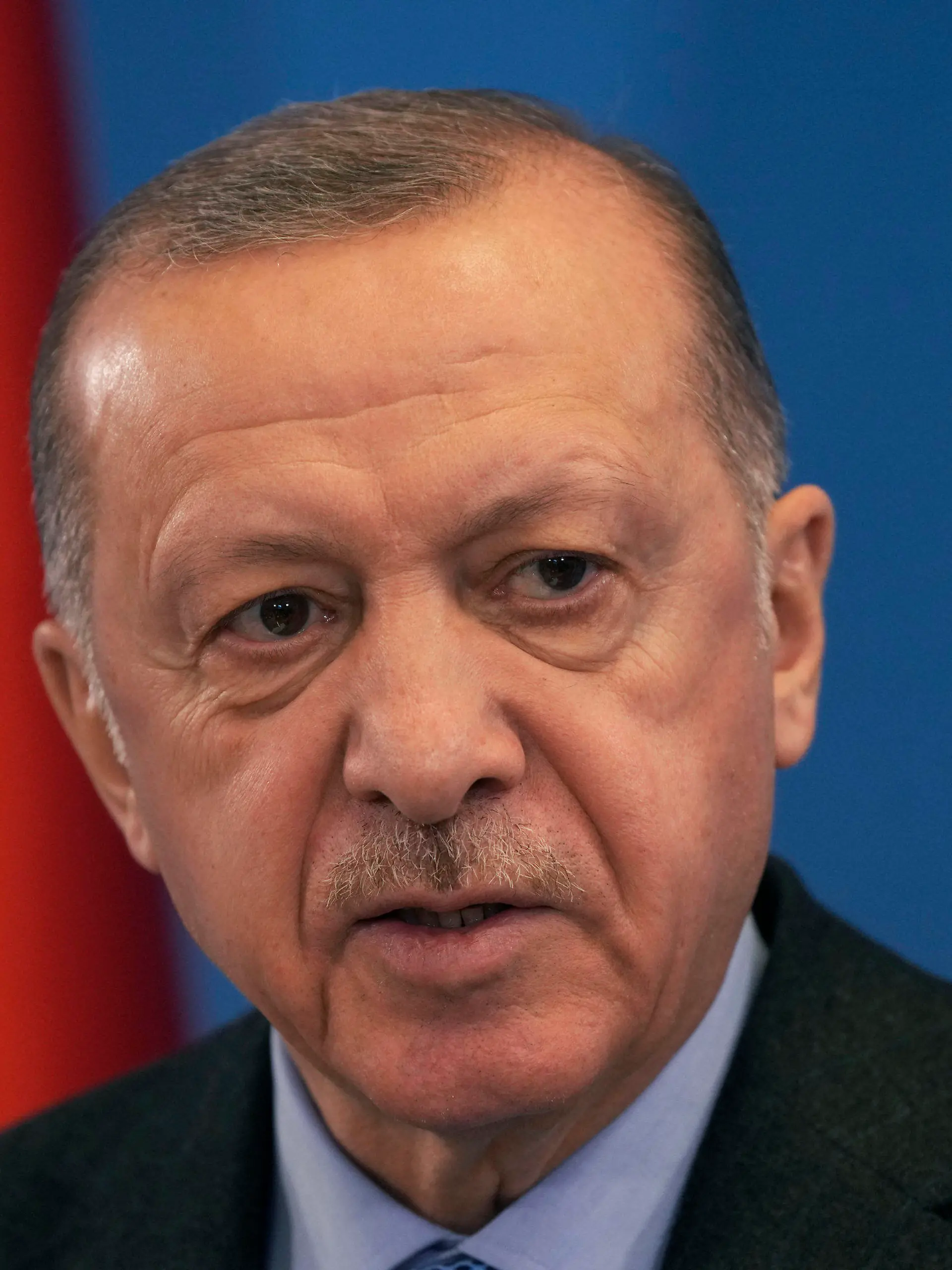 ARCHIV - 24.03.2022, Belgien, Brüssel: Recep Tayyip Erdogan, Präsident der Türkei, nimmt an einer Pressekonferenz nach dem Nato Sondergipfel im Nato Hauptquartier teil.  (zu dpa: «Erdogan unterbricht Wahlkampf wegen gesundheitlicher Probleme») Foto: Markus Schreiber/AP/dpa +++ dpa-Bildfunk +++