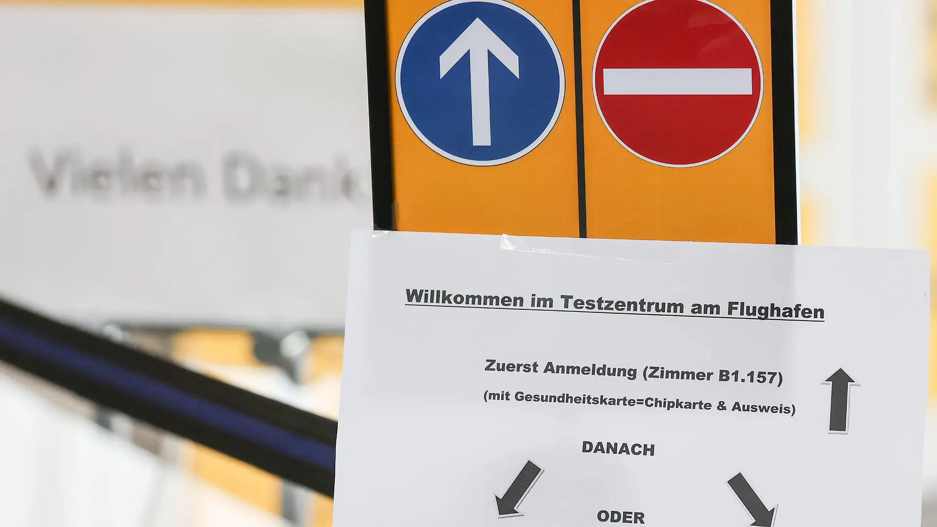 26.03.2021, Sachsen, Schkeuditz: Ein Zettel weist den Weg zum Testzentrum auf dem Flughafen Leipzig/Halle. Nach über vier Monaten Zwangspause hat der Airport Leipzig/Halle den regulären Passagierflugverkehr wieder aufgenommen. Die erste Maschine hob nach Ägypten ab. Weitere Ziele sind dann die Kanaren, Antalya, Mallorca und ab kommenden Montag Wien. Foto: Jan Woitas/dpa-Zentralbild/dpa +++ dpa-Bildfunk +++
