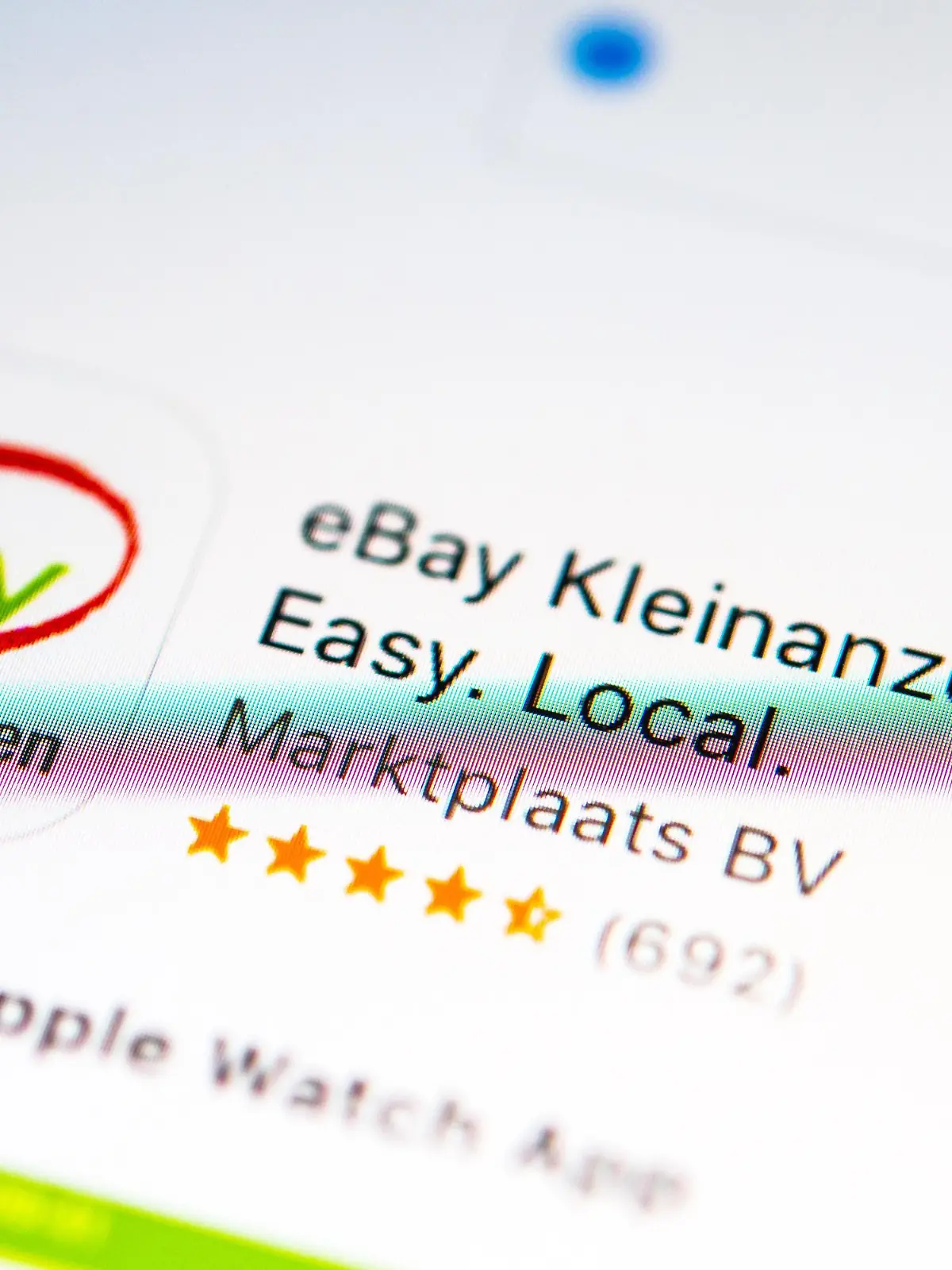 EBay Kleinanzeigen App im Apple App Store, App-Icon, Anzeige auf einem Bildschirm vom Handy, iPhone, iOS, Smartphone, Makroaufnahme, Detail, formatfüllend | Verwendung weltweit, Keine Weitergabe an Wiederverkäufer.