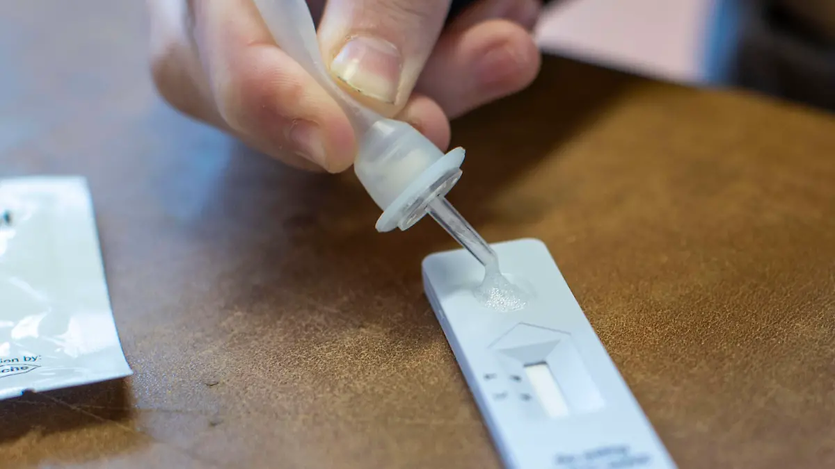 23.03.2021 , DU Duisburg , Schulkinder im Elly-Heuss-Knapp-Gymnasium am Grillopark 24 in Marxloh machen Corona - Schnelltests in der Sporthalle der Schule. Die Lösung wird auf den Antigen-Schnelltest getropft. *** 23 03 2021 , DU Duisburg , Schoolchildren in the Elly Heuss Knapp Gymnasium at Grillopark 24 in Marxloh do Corona rapid tests in the schools gymnasium The solution is dropped onto the antigen rapid test