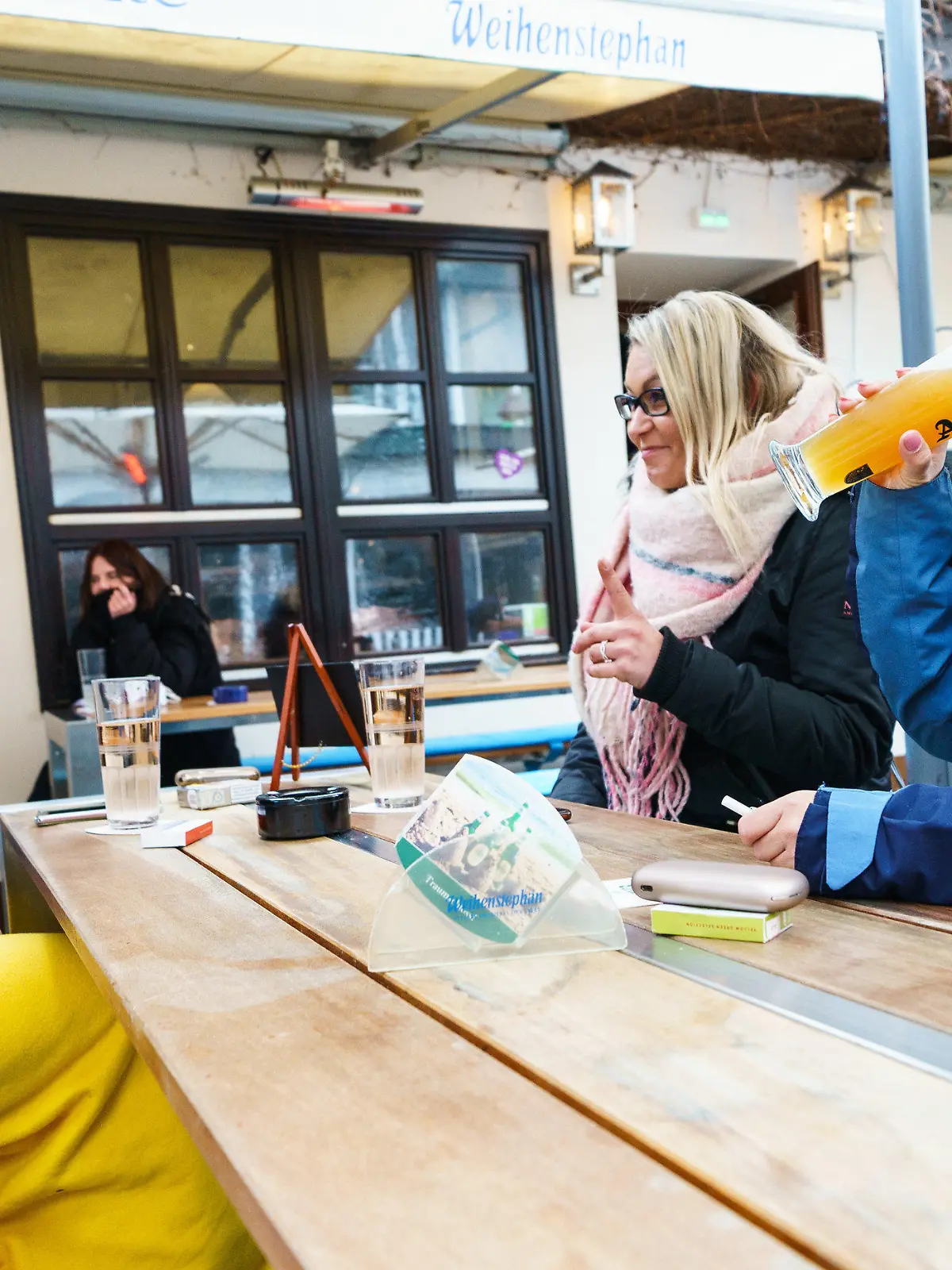 22.03.2021, Rheinland-Pfalz, Mainz: Vanessa (l-r), Danuta und Jennifer sitzen bei einem Bier in der ·Zeitungsente·. Die Landesregierung verständigte sich auf Lockerungen der Corona-Regeln, sofern der Inzidenzwert unter 100 liegt. So dürfen z. B. Restaurants und Cafés in Rheinland-Pfalz von heute an unter strengen Auflagen im Freien wieder öffnen. Foto: Andreas Arnold/dpa +++ dpa-Bildfunk +++